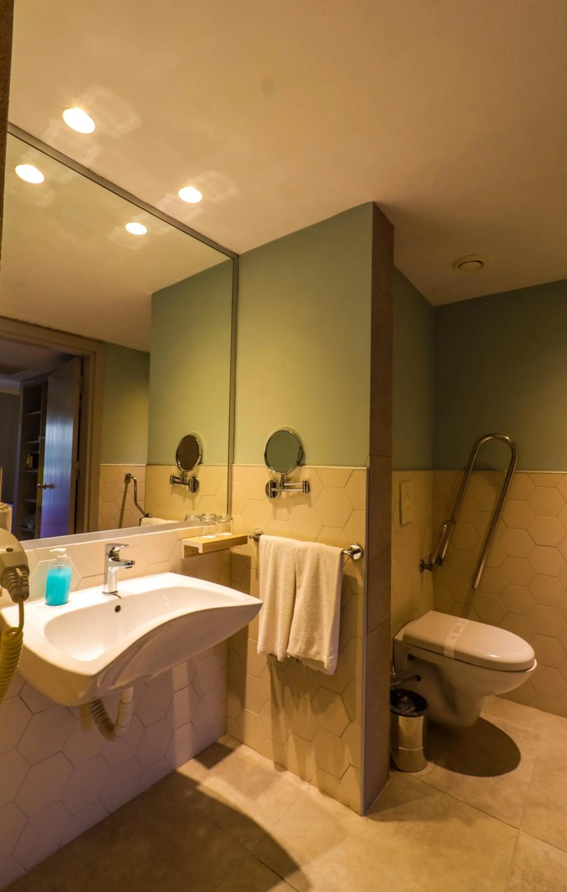 Bathroom in Queen's Park Le Jardin