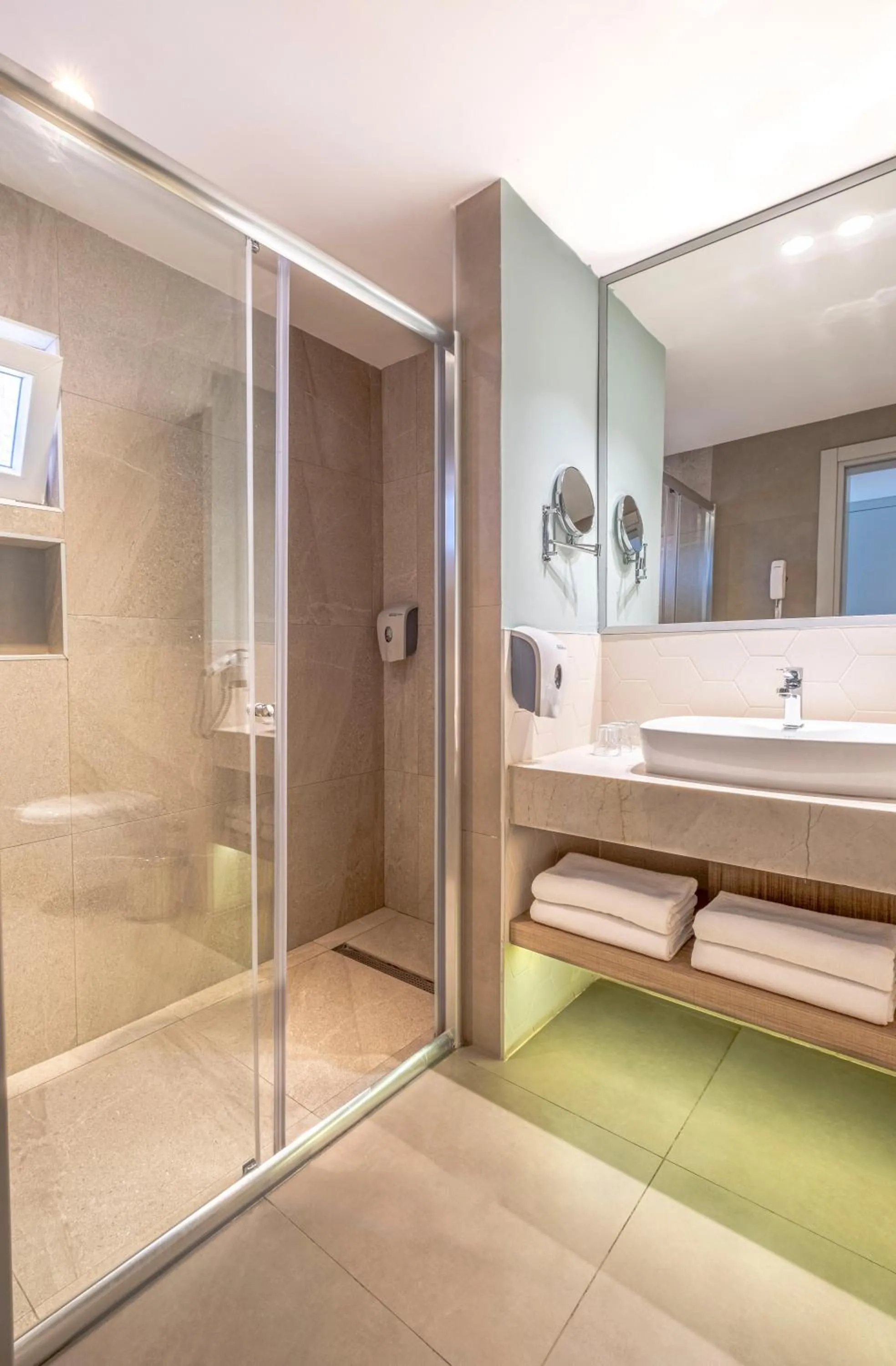 Bathroom in Queen's Park Le Jardin