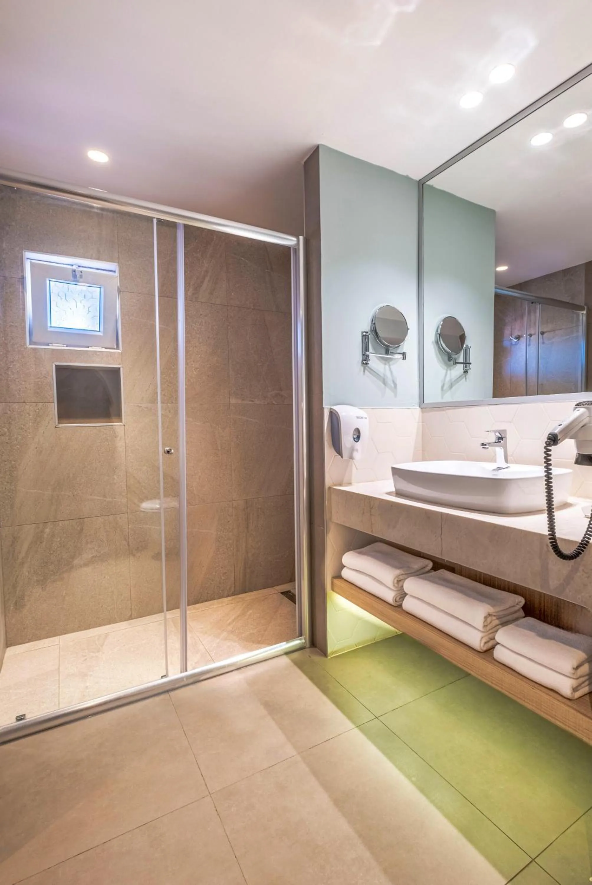 Shower in Queen's Park Le Jardin