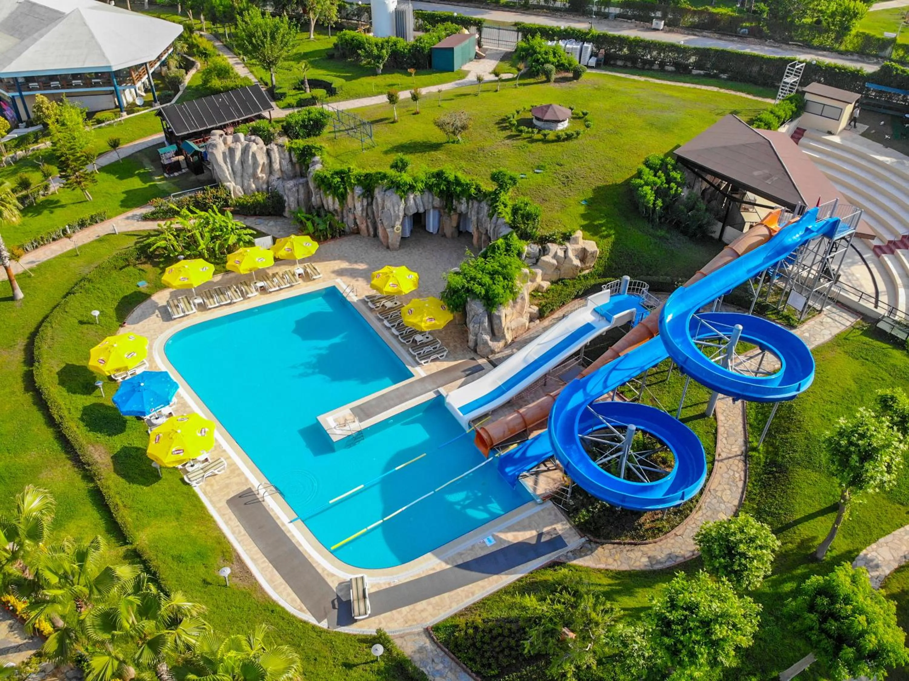 Swimming pool in Queen's Park Le Jardin