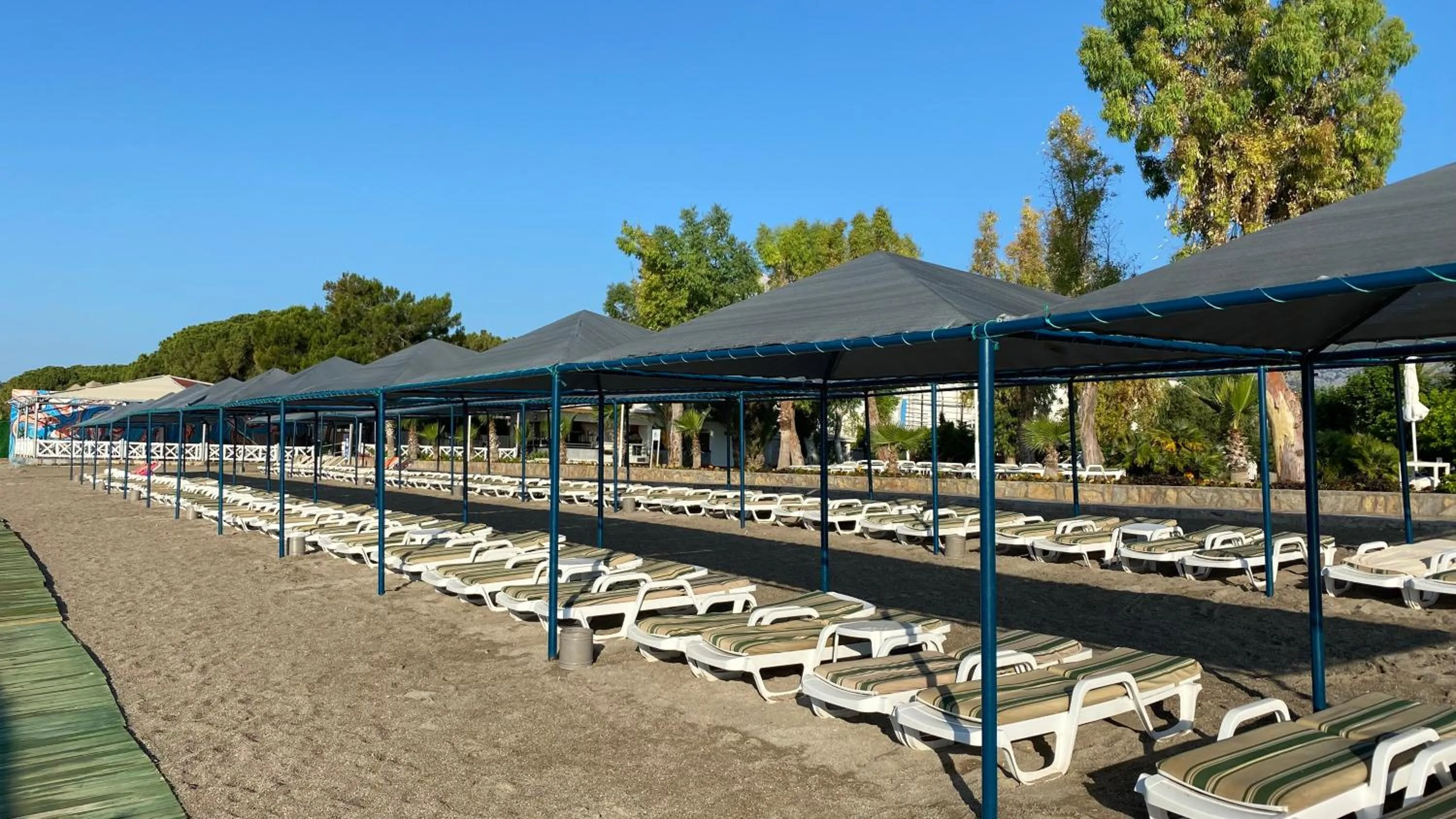 Beach in Queen's Park Le Jardin