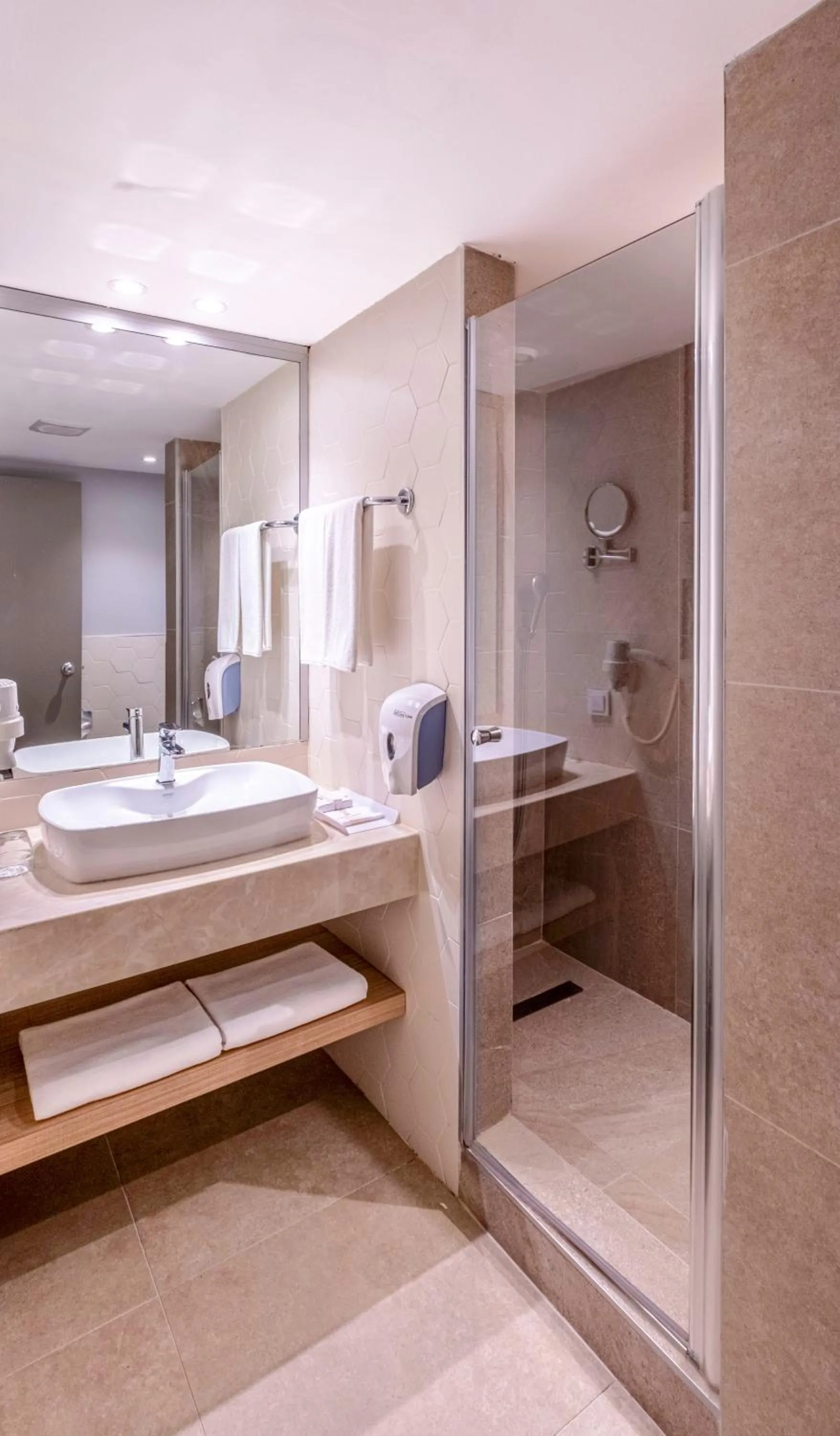 Shower in Queen's Park Le Jardin