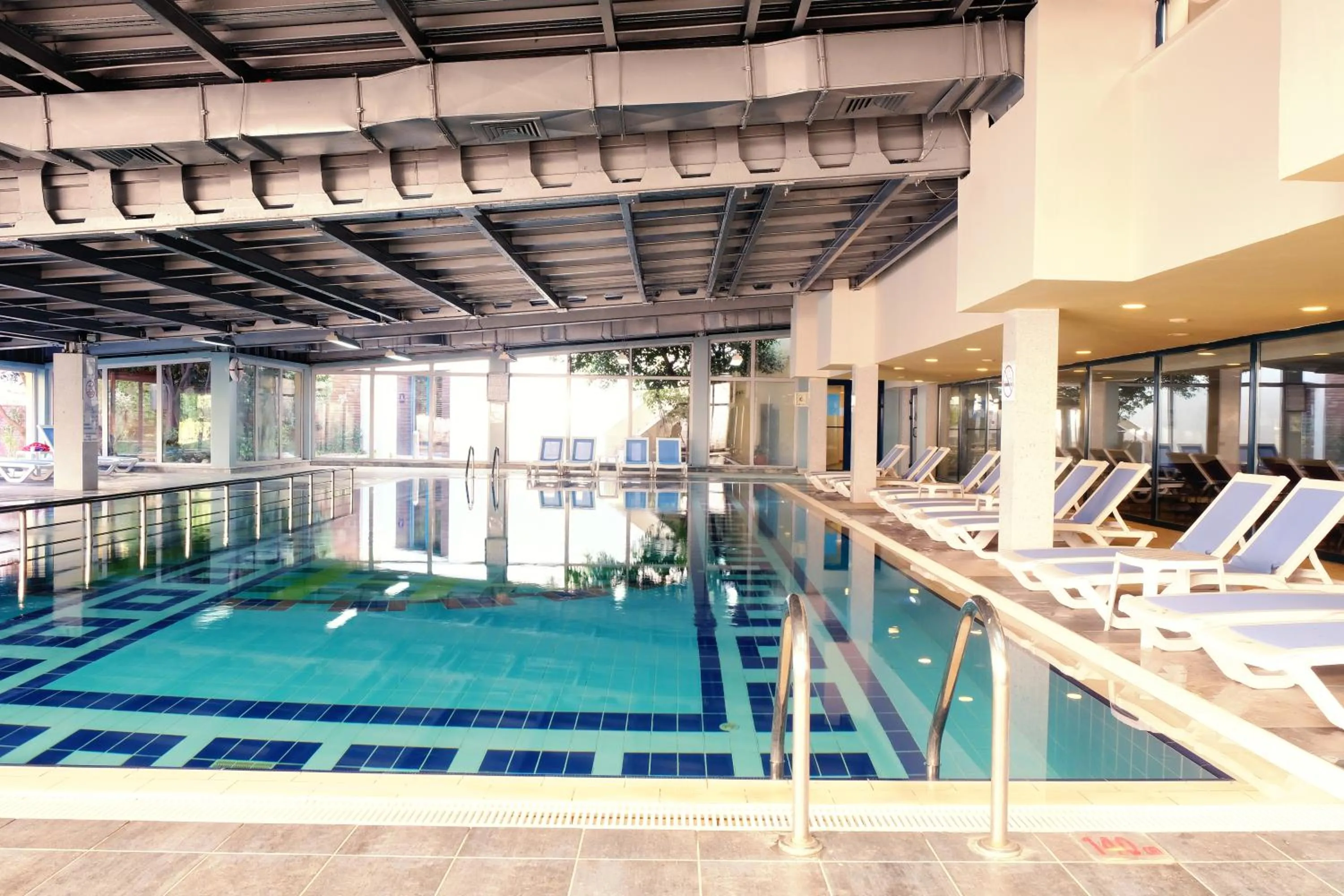 Swimming pool in Queen's Park Le Jardin