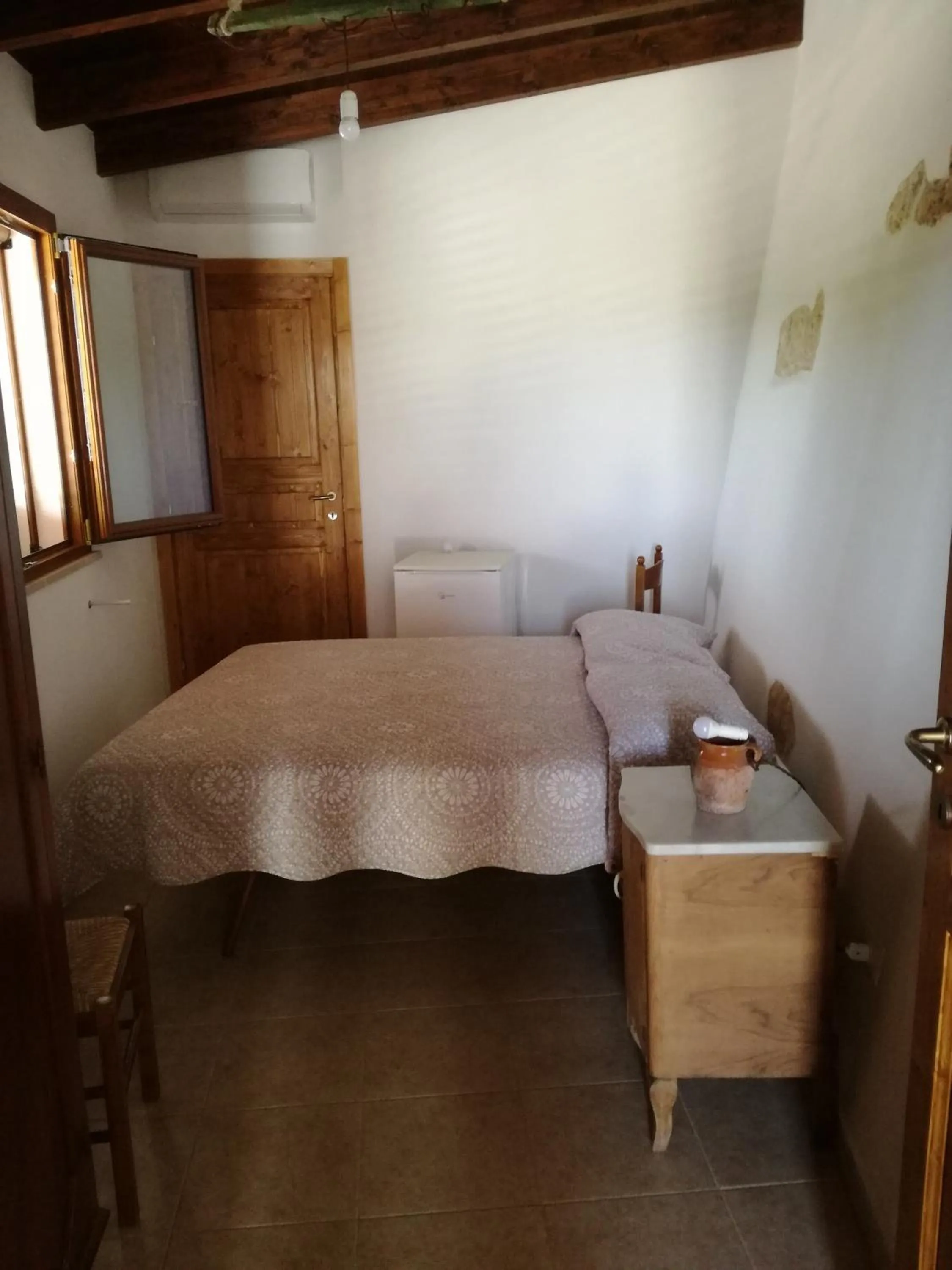 Photo of the whole room, Bed in Lucapannune