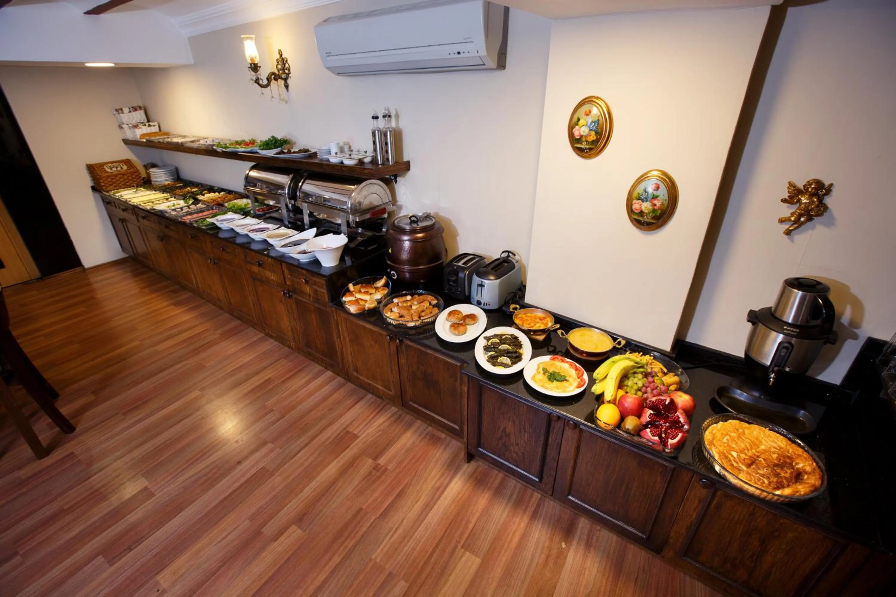 Restaurant/places to eat in Tahir Aga Konagi Hotel