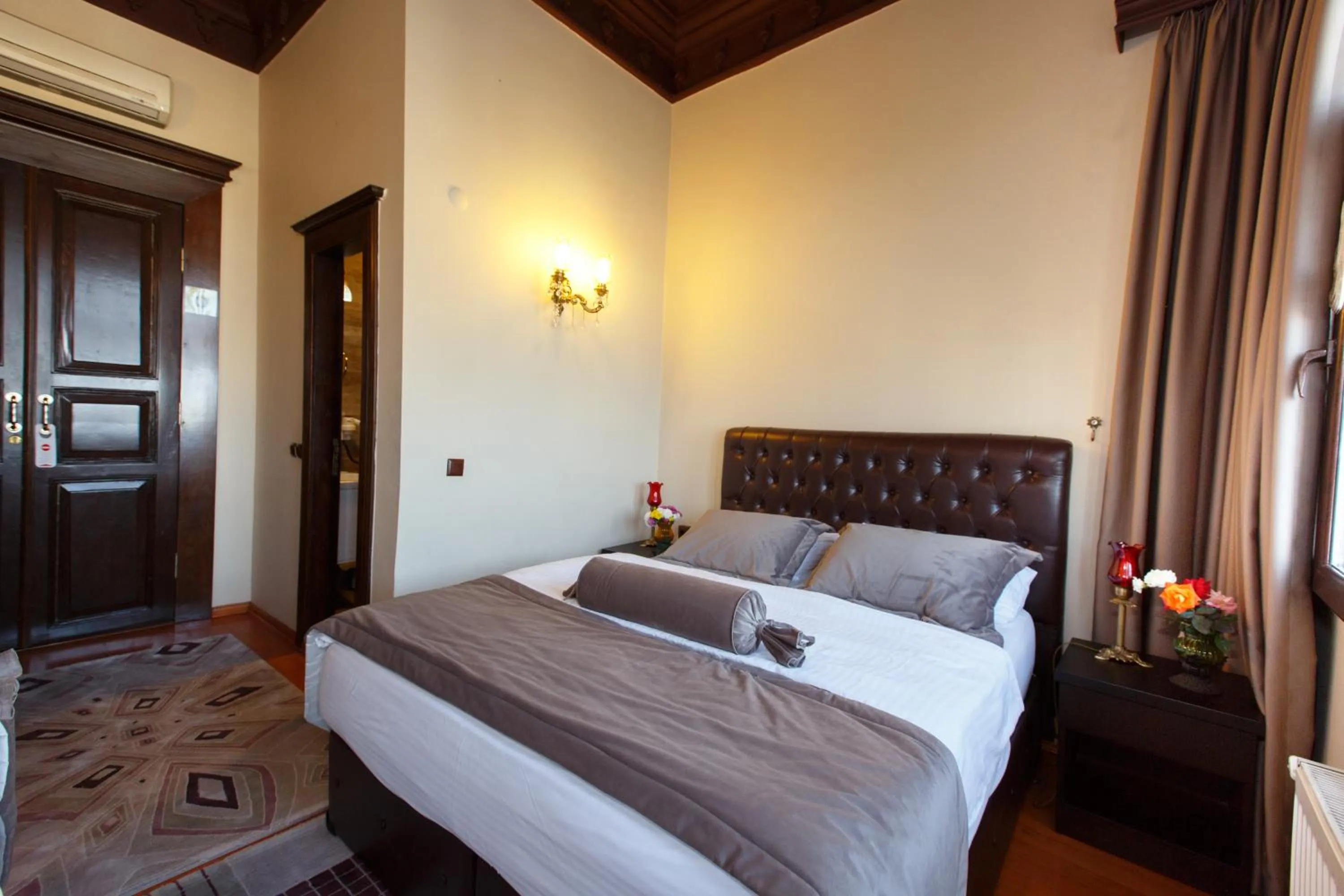 Photo of the whole room, Bed in Tahir Aga Konagi Hotel