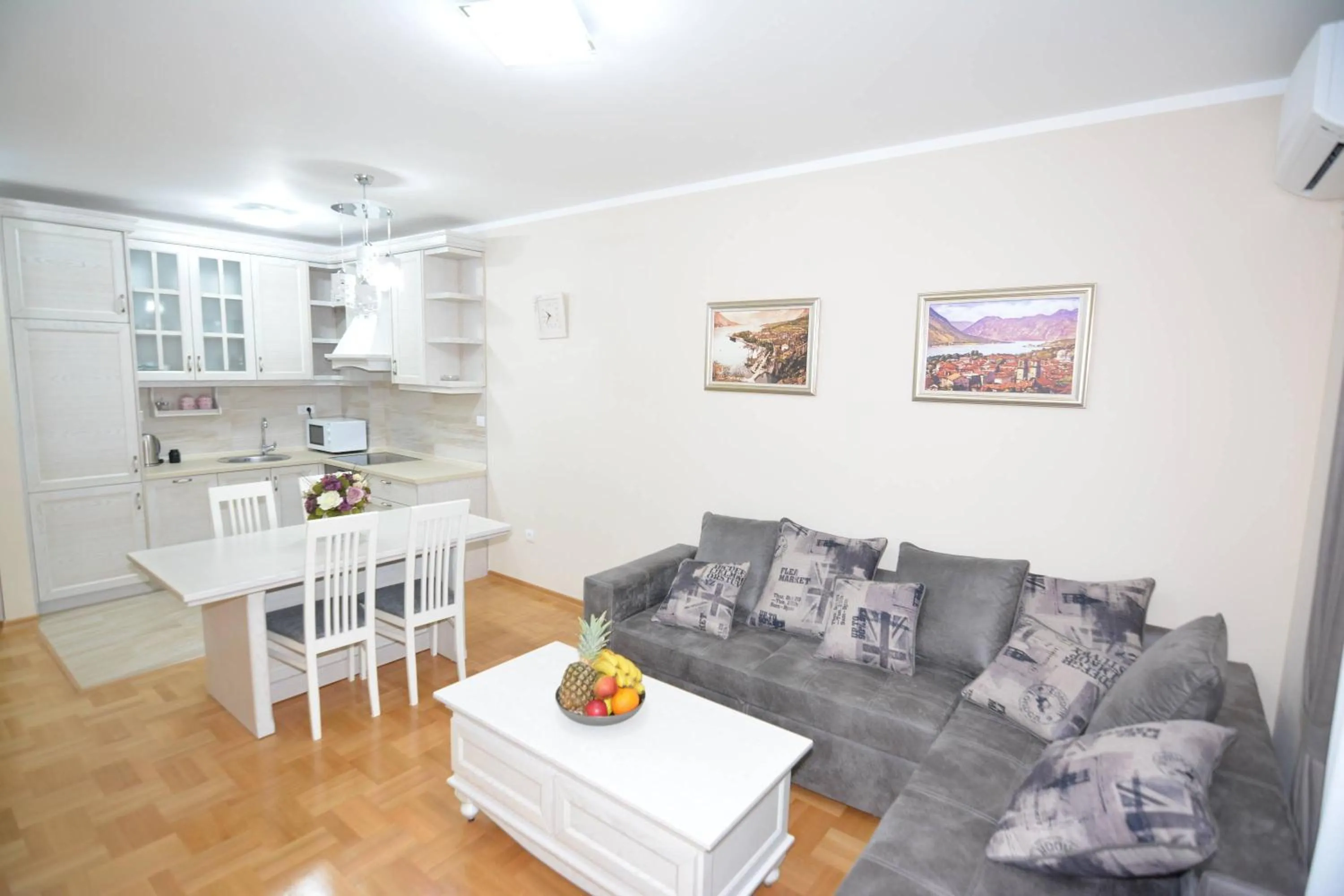 ROOMS & APARTMENTS DOBROTSKI DVORI