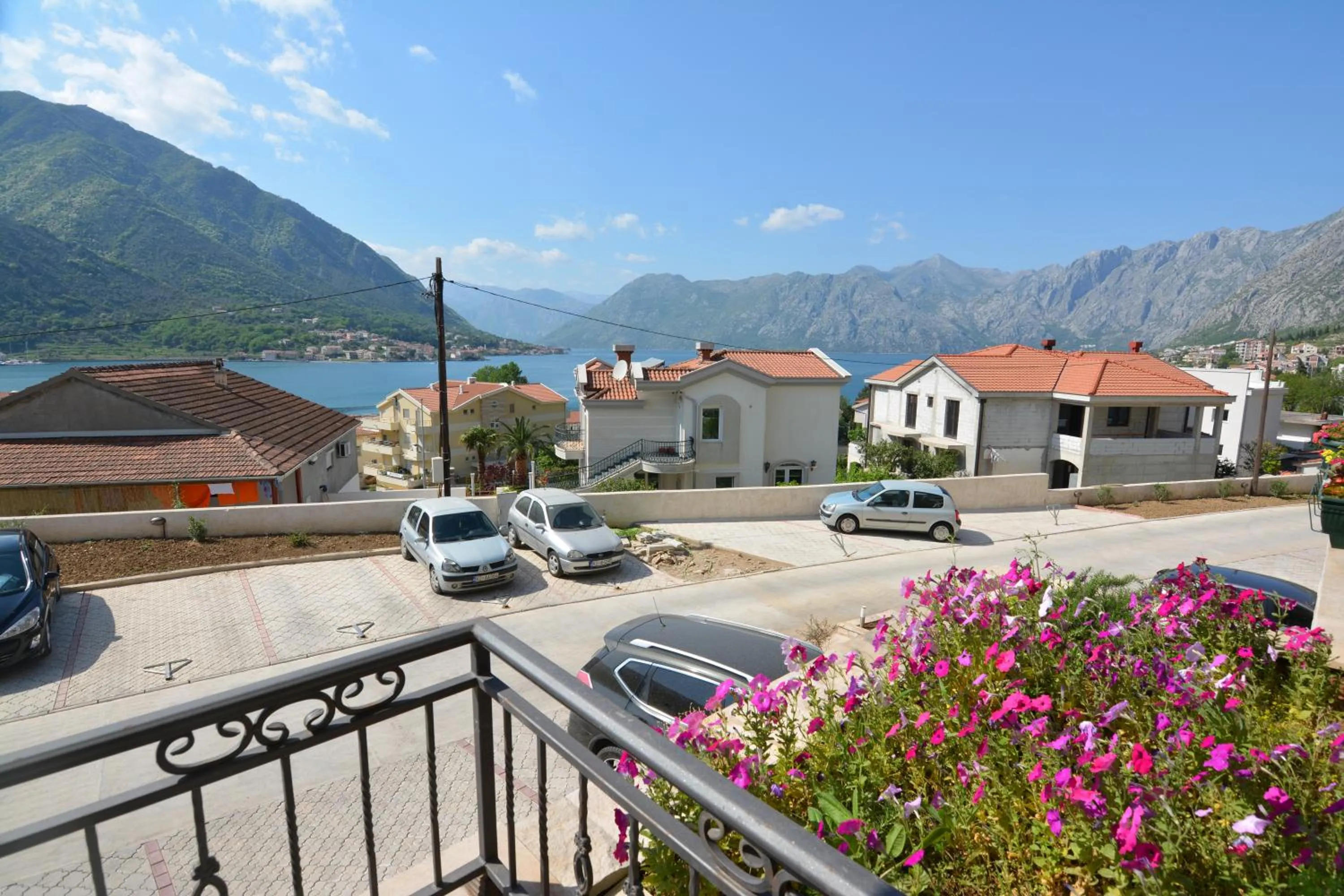 ROOMS & APARTMENTS DOBROTSKI DVORI