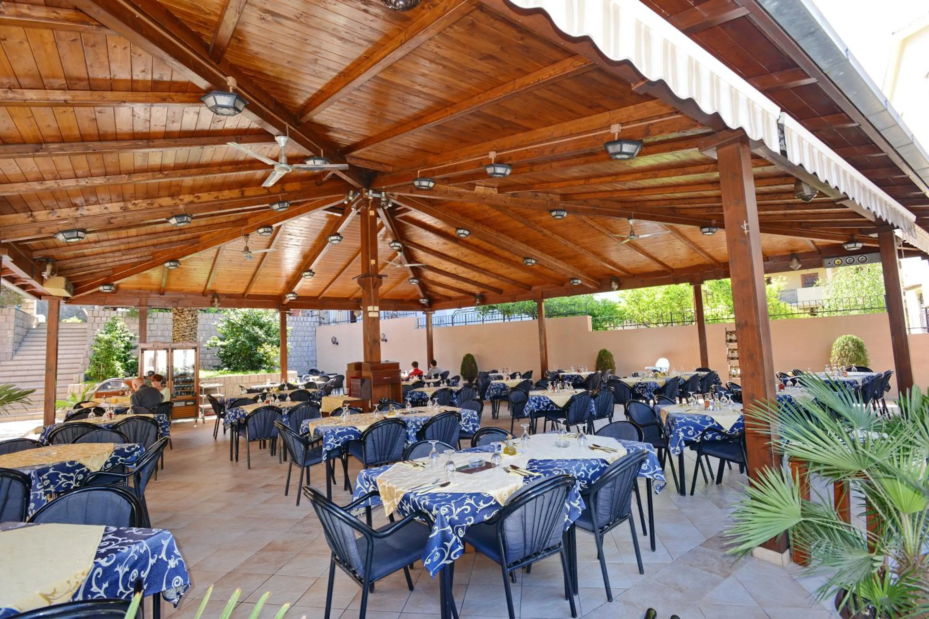 Restaurant/places to eat in ROOMS & APARTMENTS DOBROTSKI DVORI