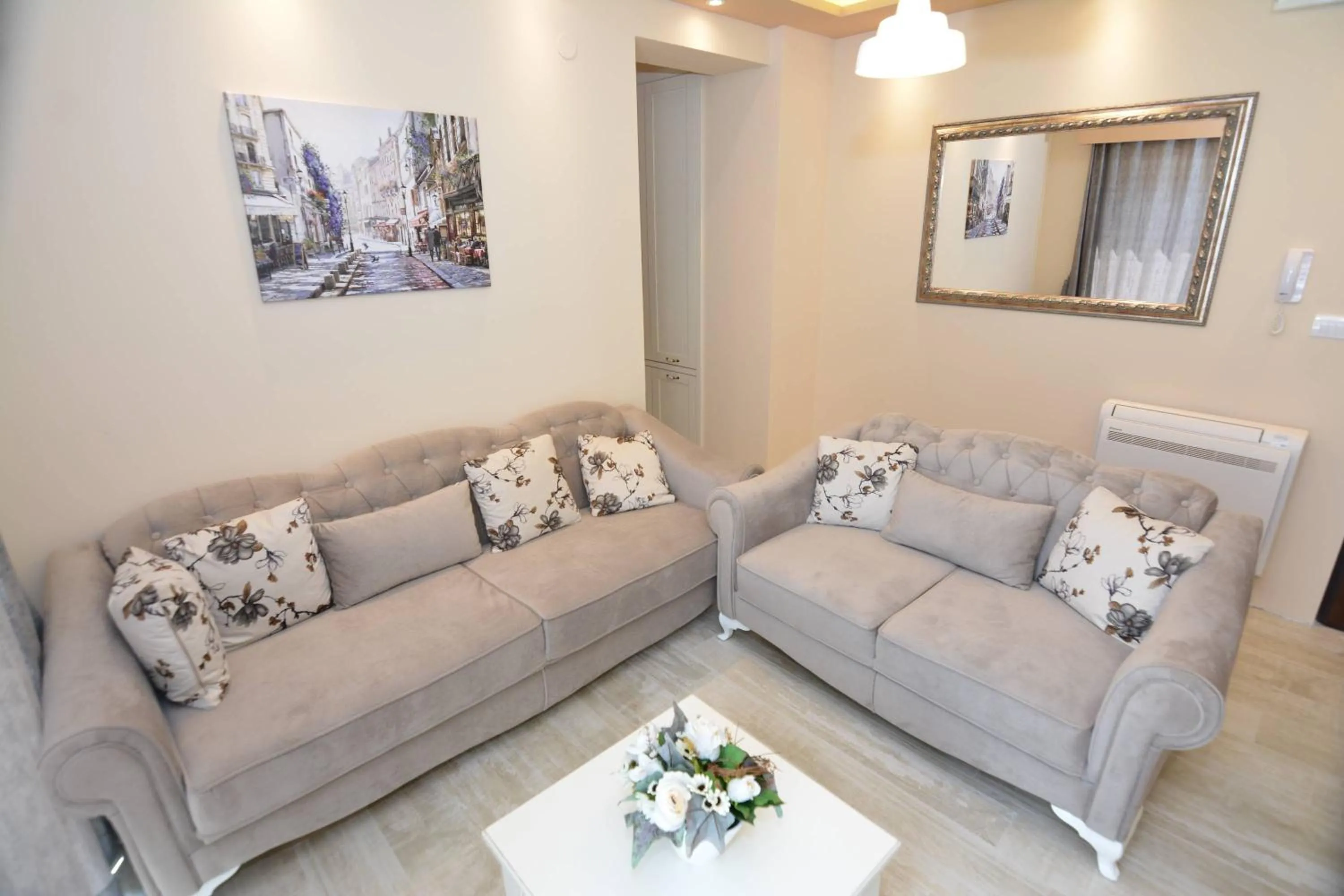 ROOMS & APARTMENTS DOBROTSKI DVORI