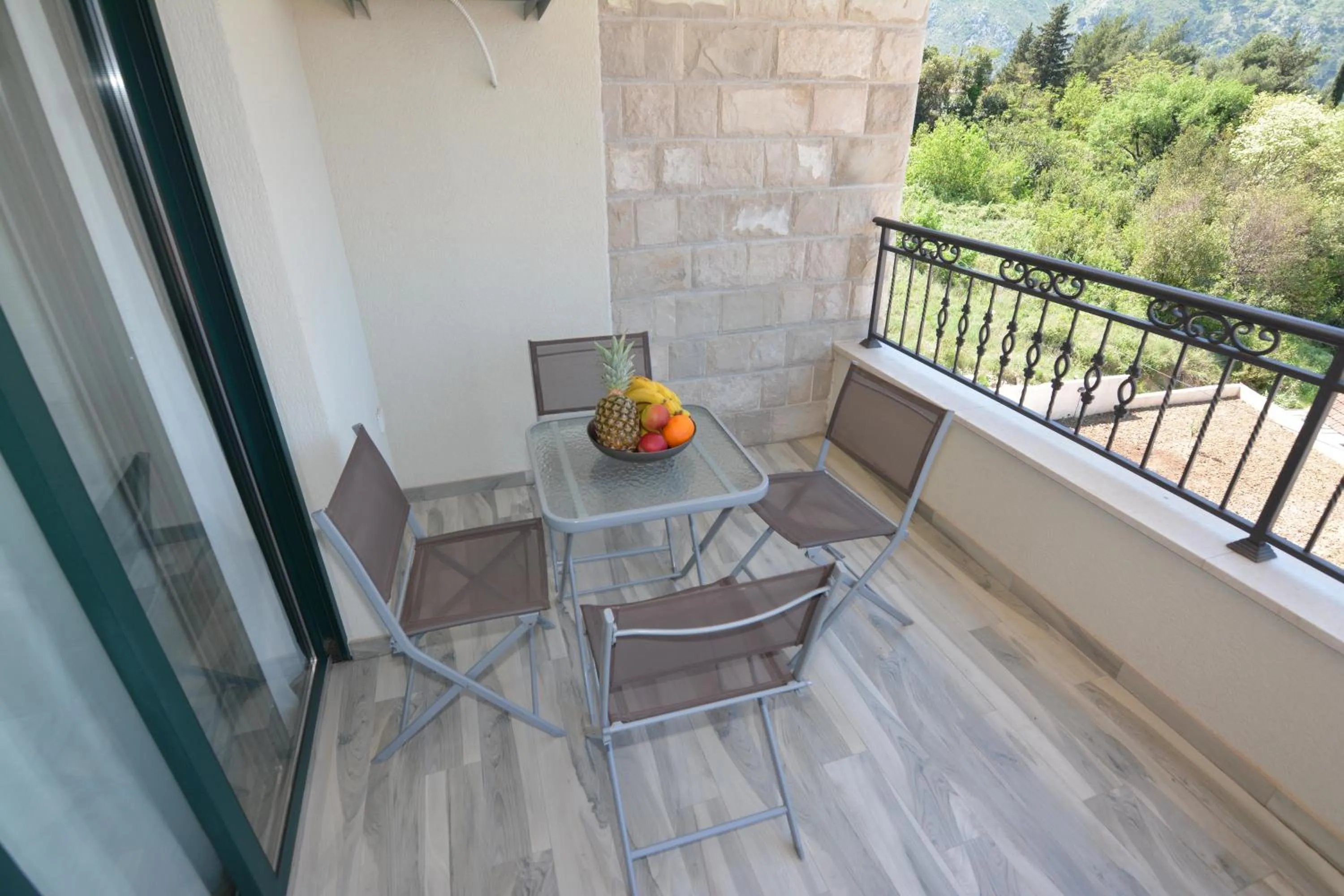 ROOMS & APARTMENTS DOBROTSKI DVORI