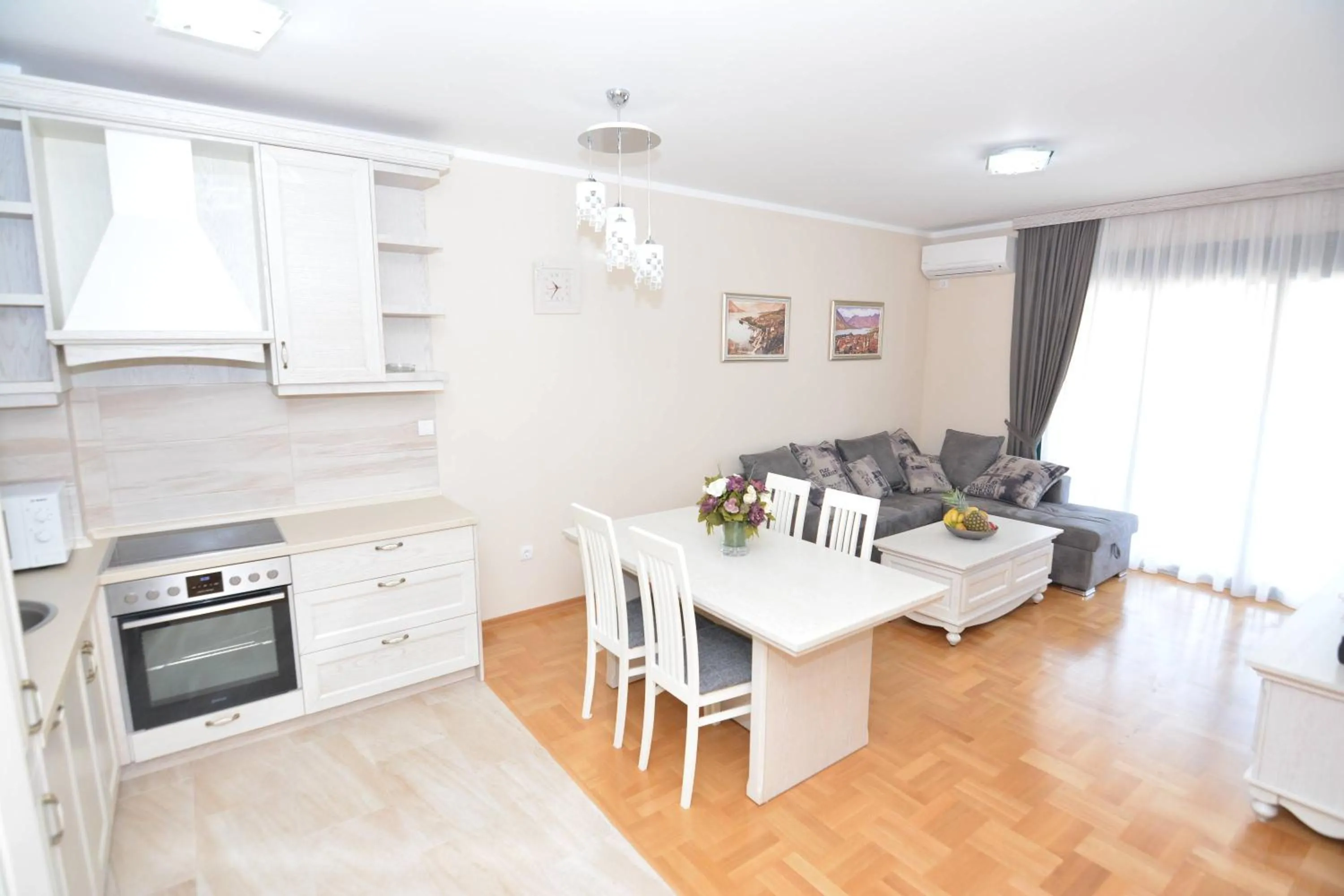 ROOMS & APARTMENTS DOBROTSKI DVORI