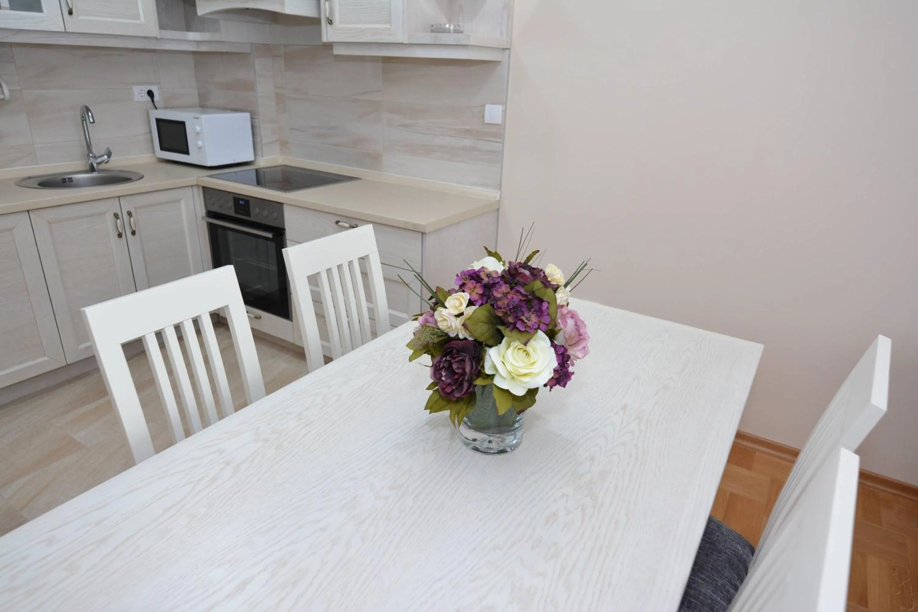 ROOMS & APARTMENTS DOBROTSKI DVORI