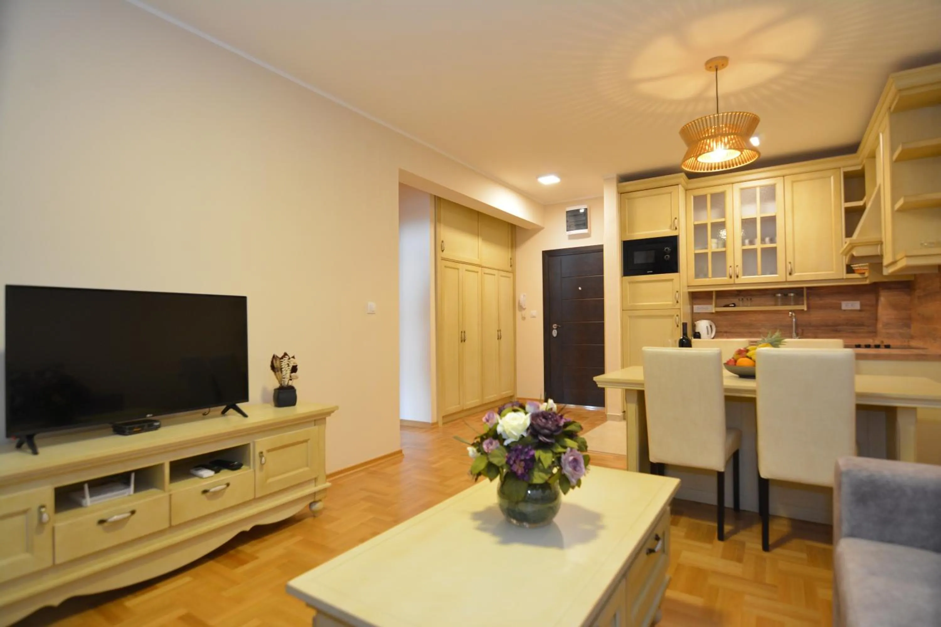 ROOMS & APARTMENTS DOBROTSKI DVORI