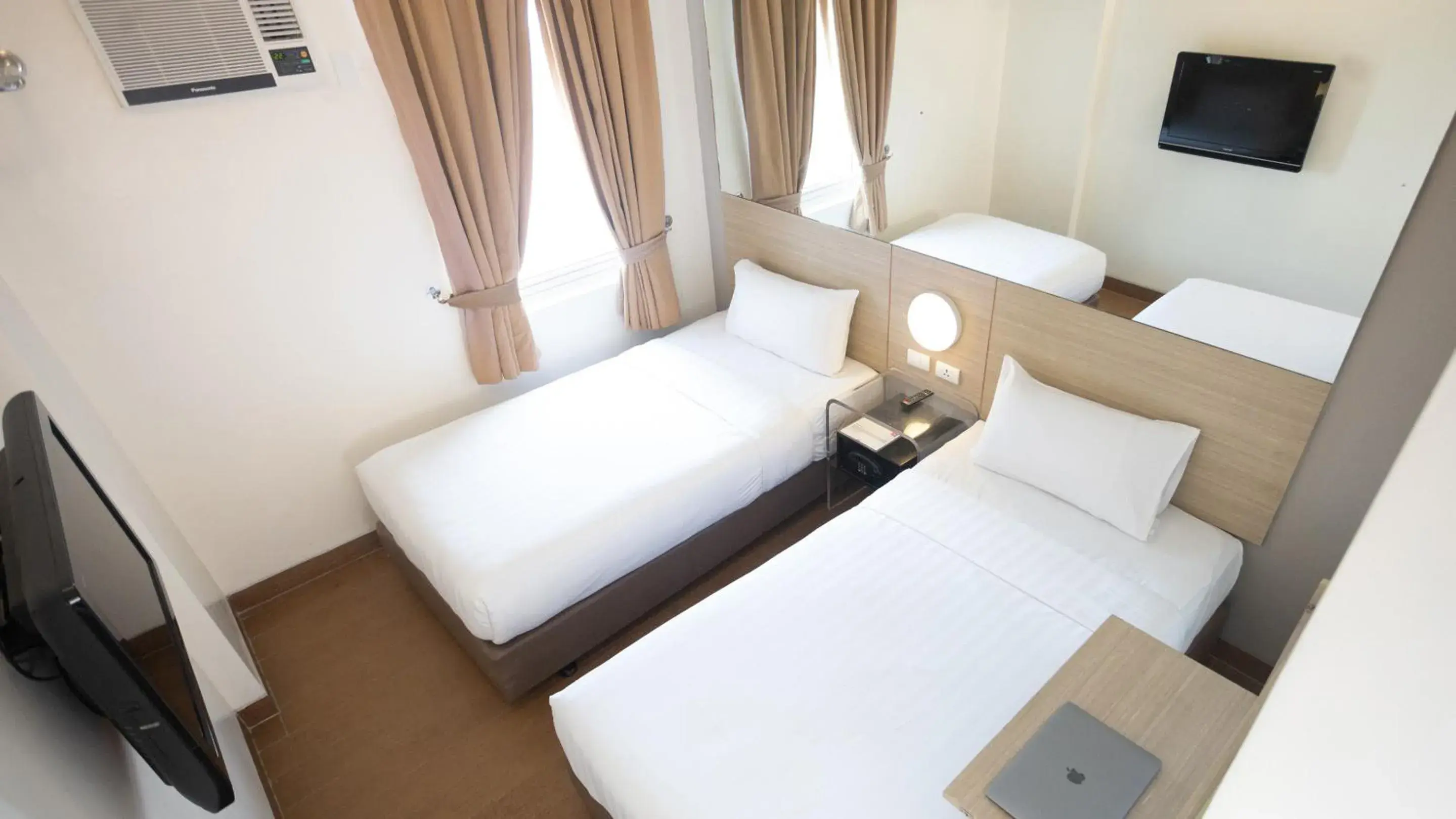 Twin Room in Red Planet Cebu Twin Room in Red Planet Cebu