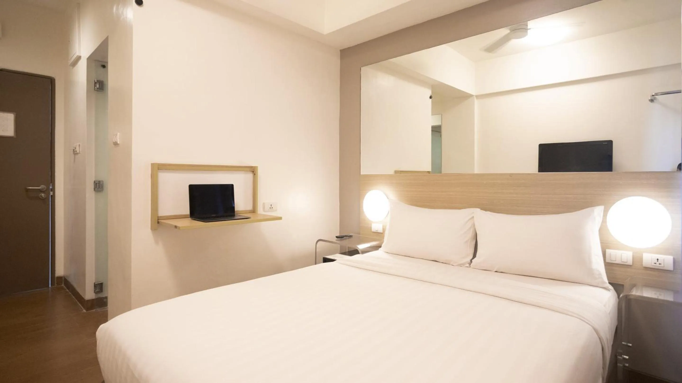 Bedroom, Bed in Red Planet Cebu