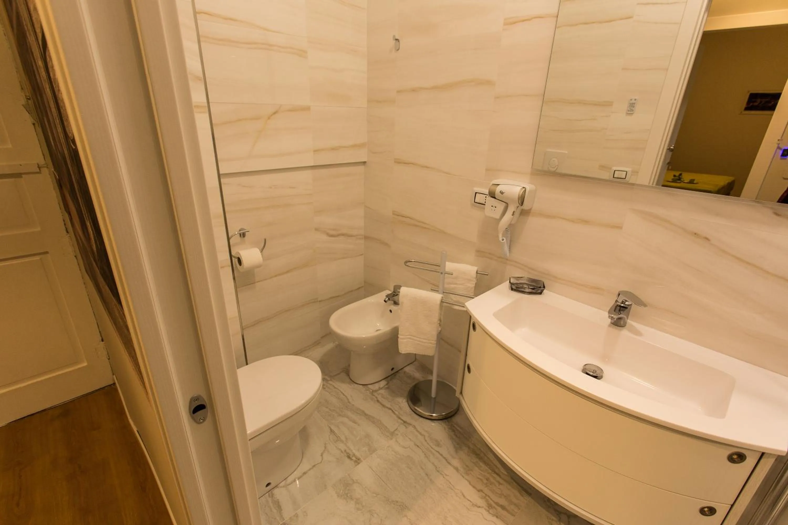 Bathroom in Le Affacciate Bruzie Home Guest House