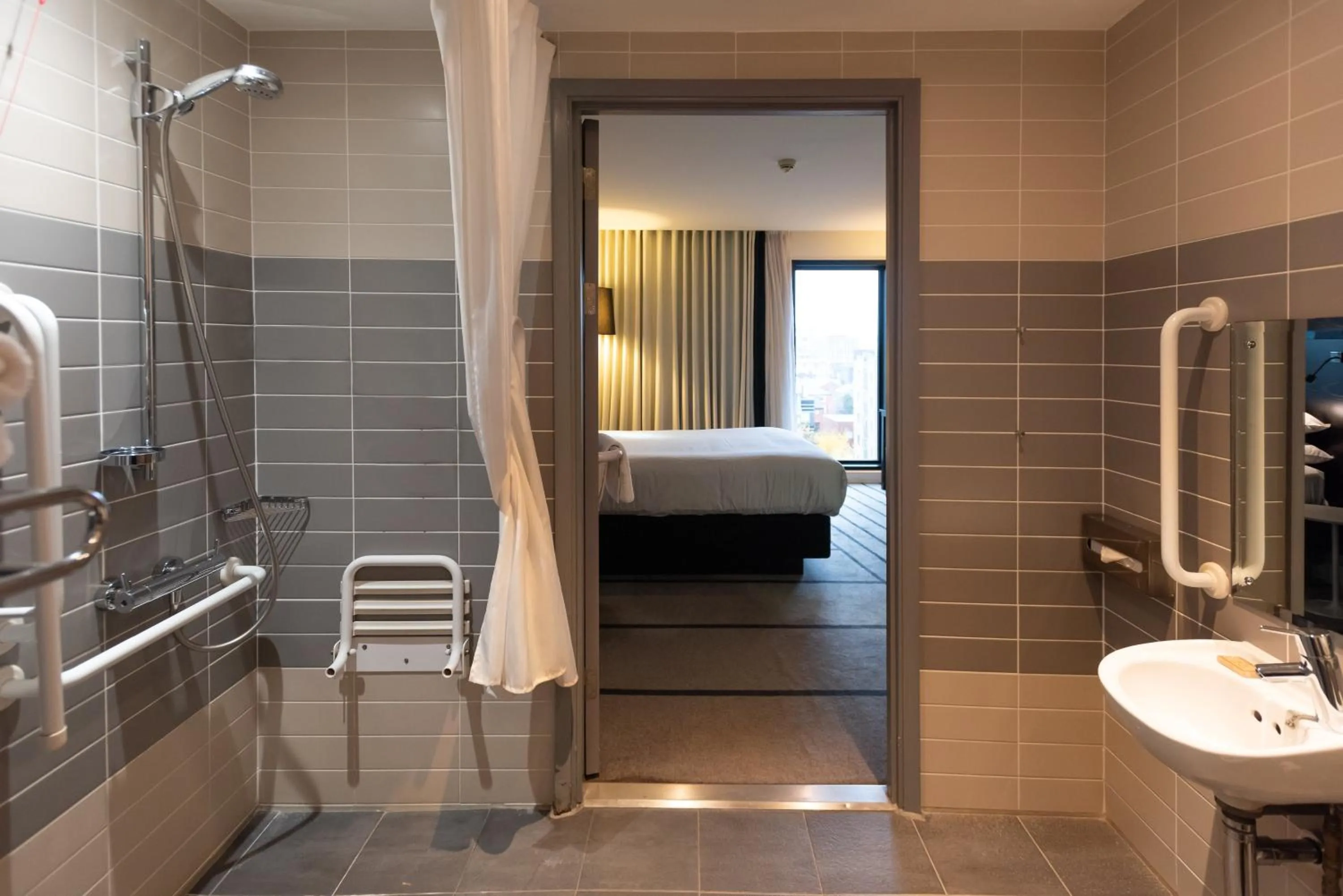 Bathroom in Crowne Plaza Manchester City Centre by IHG
