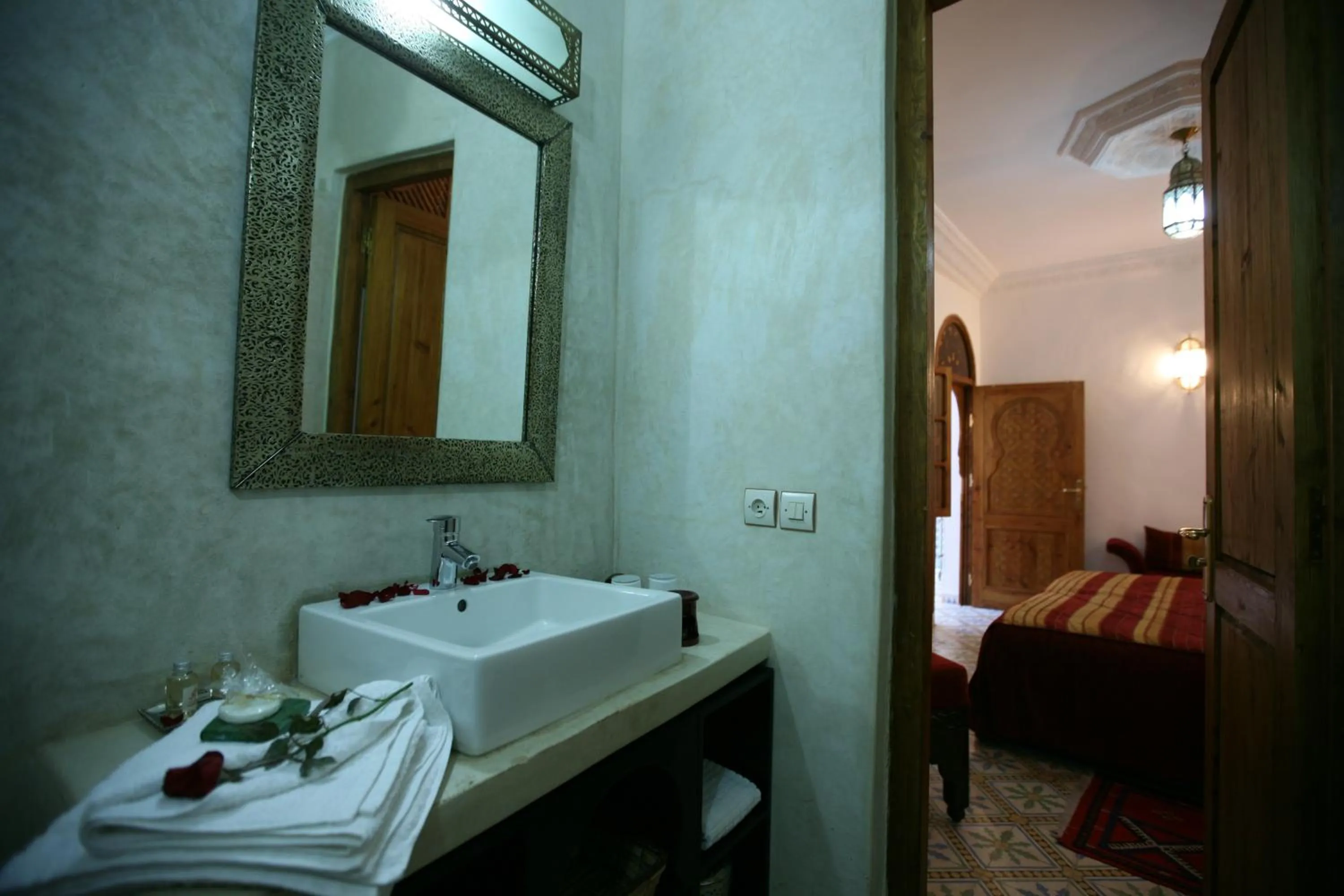 Bathroom, Bed in Riad Mouna