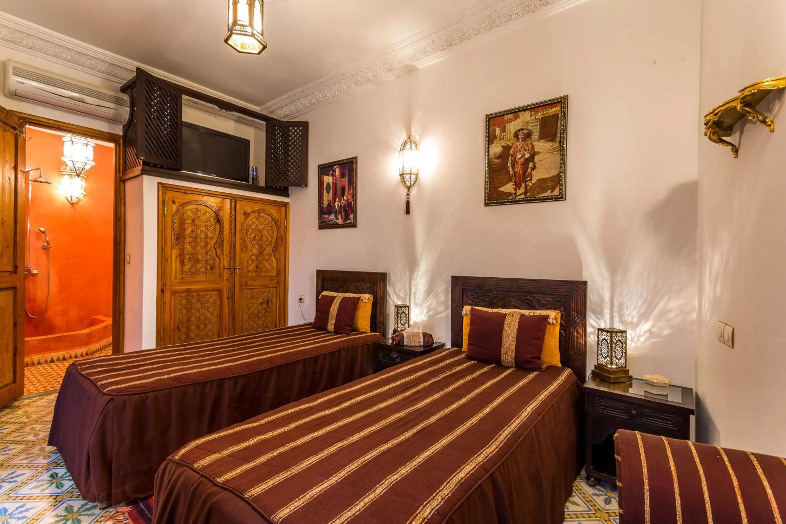 Photo of the whole room, Bed in Riad Mouna
