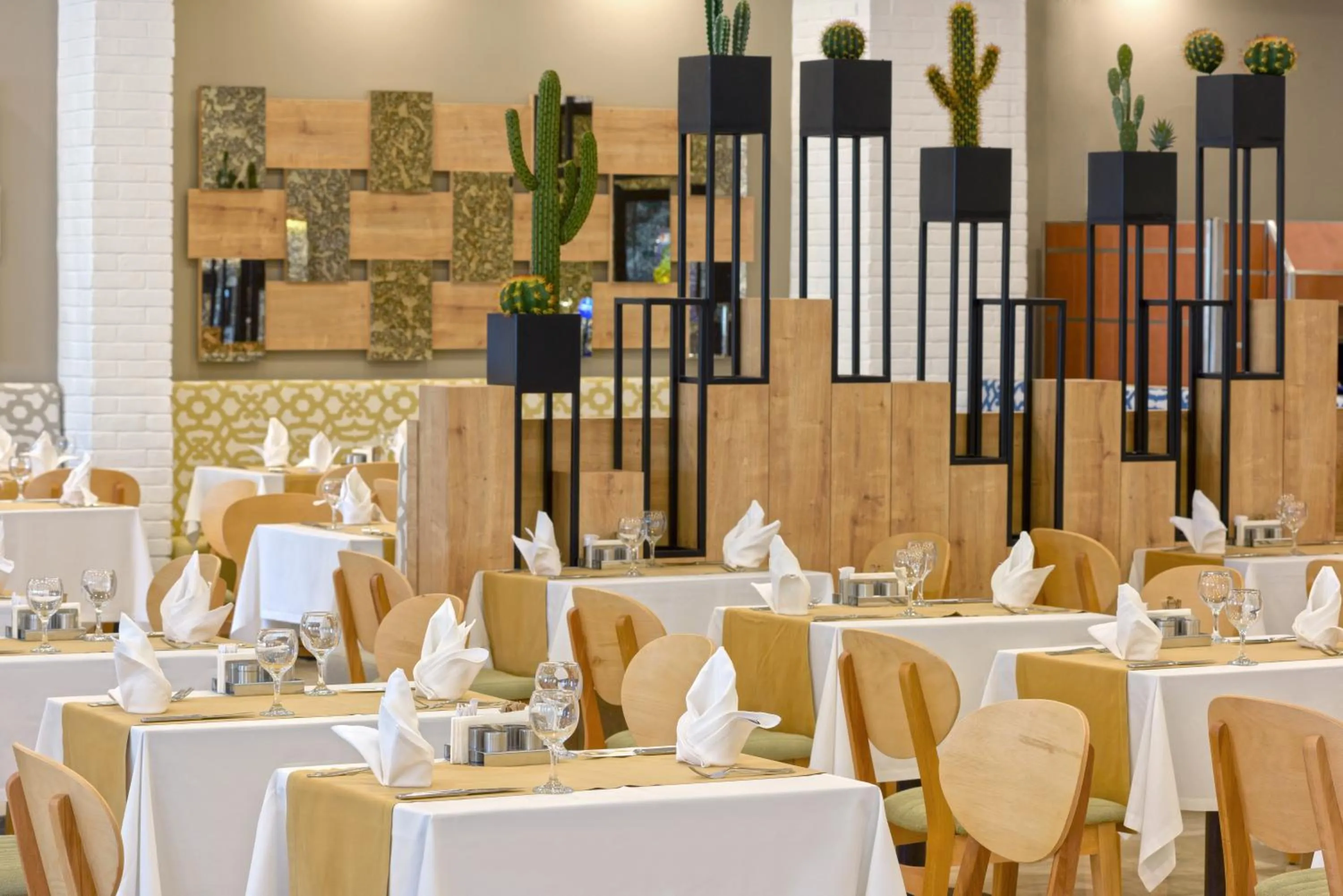 Restaurant/places to eat in Novum Garden Side Hotel