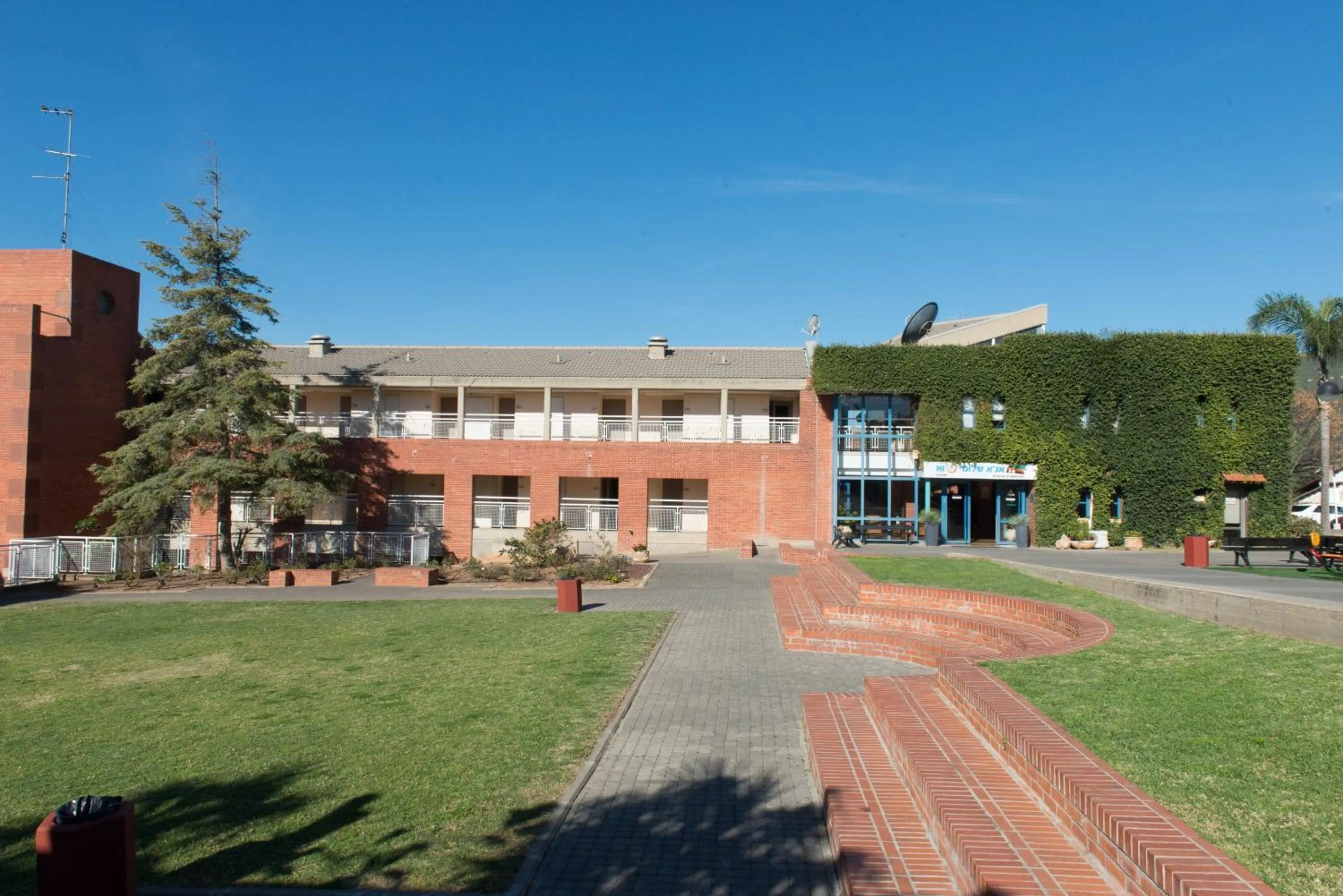 Property building in HI - Shlomi Hostel