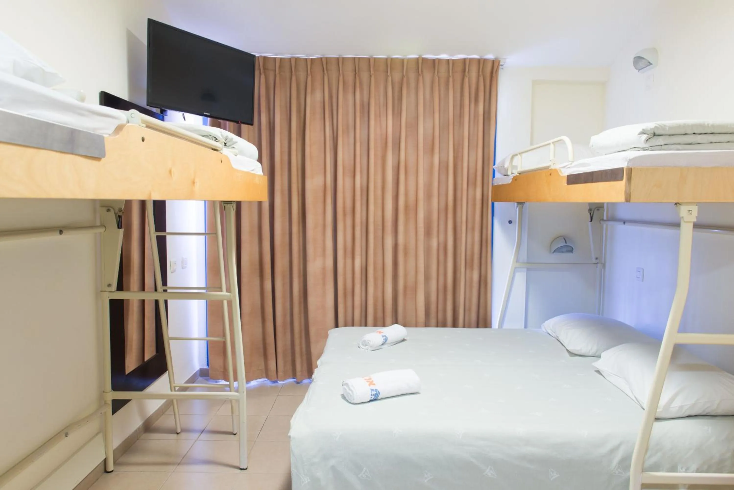 Bed in HI - Shlomi Hostel