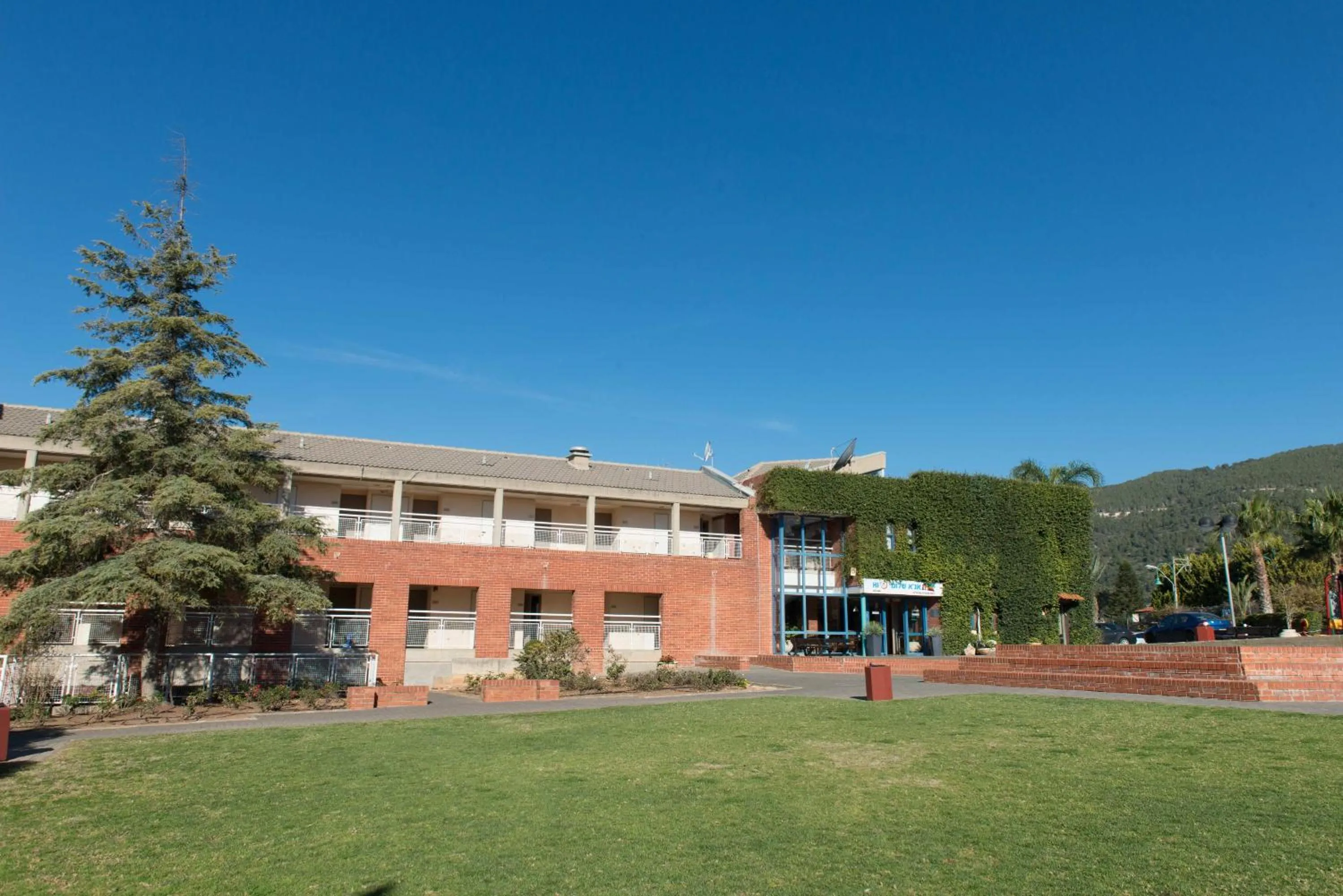 Property building in HI - Shlomi Hostel