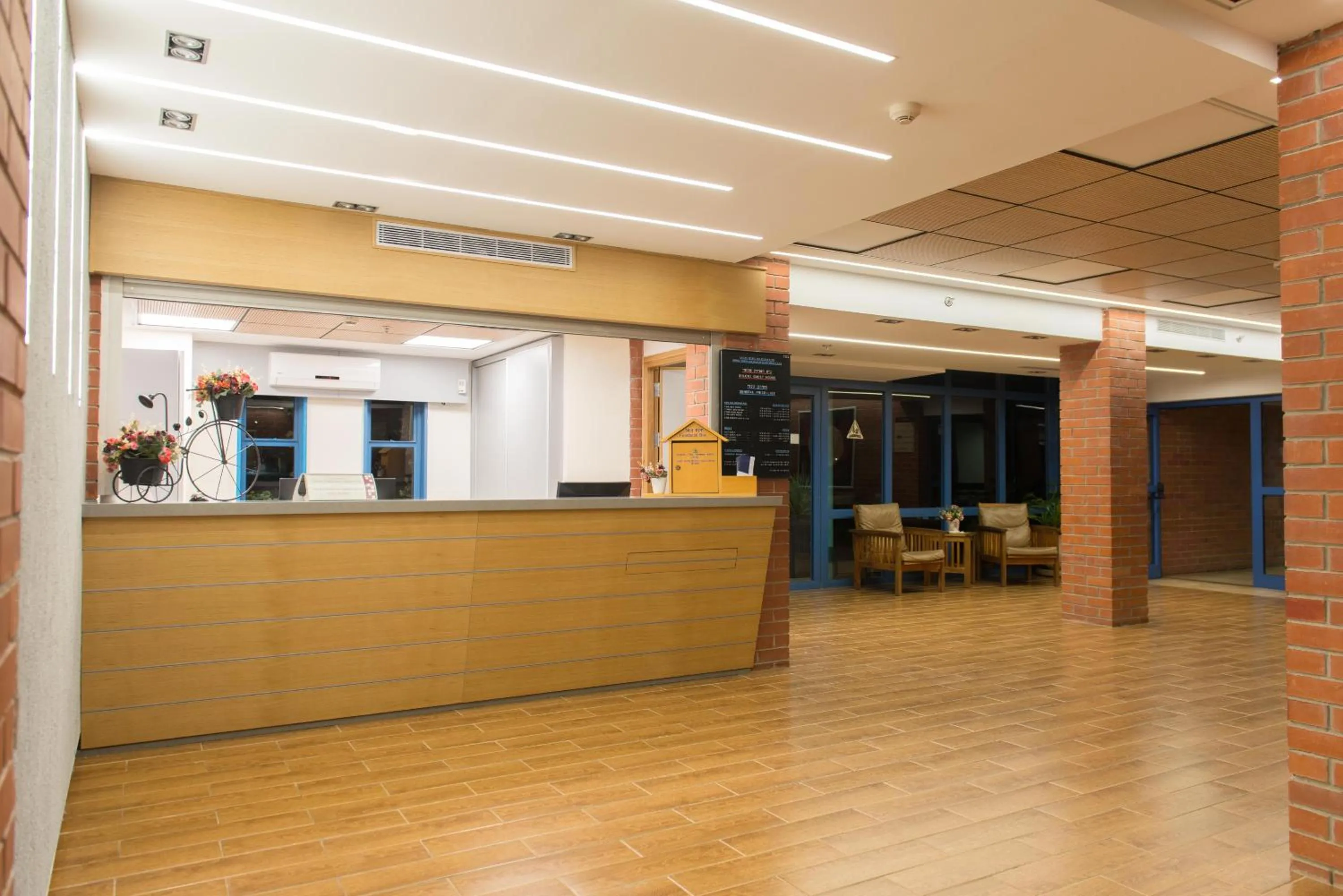 Lobby or reception in HI - Shlomi Hostel