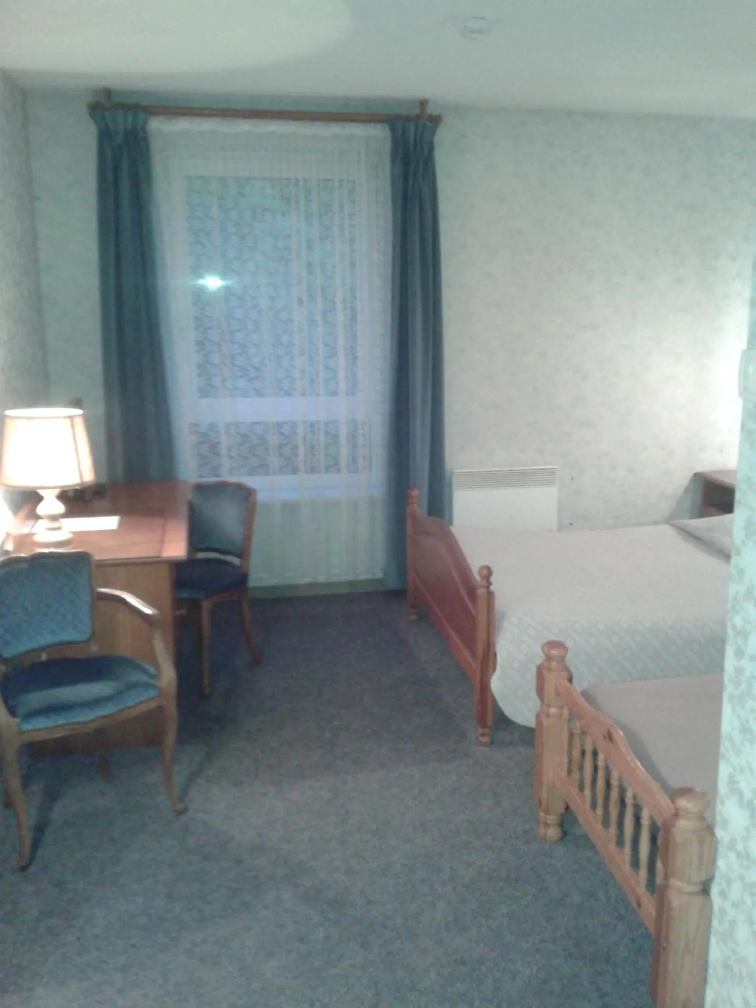 Bed in Logis Hôtel Restaurant Hostellerie de l'Étoile