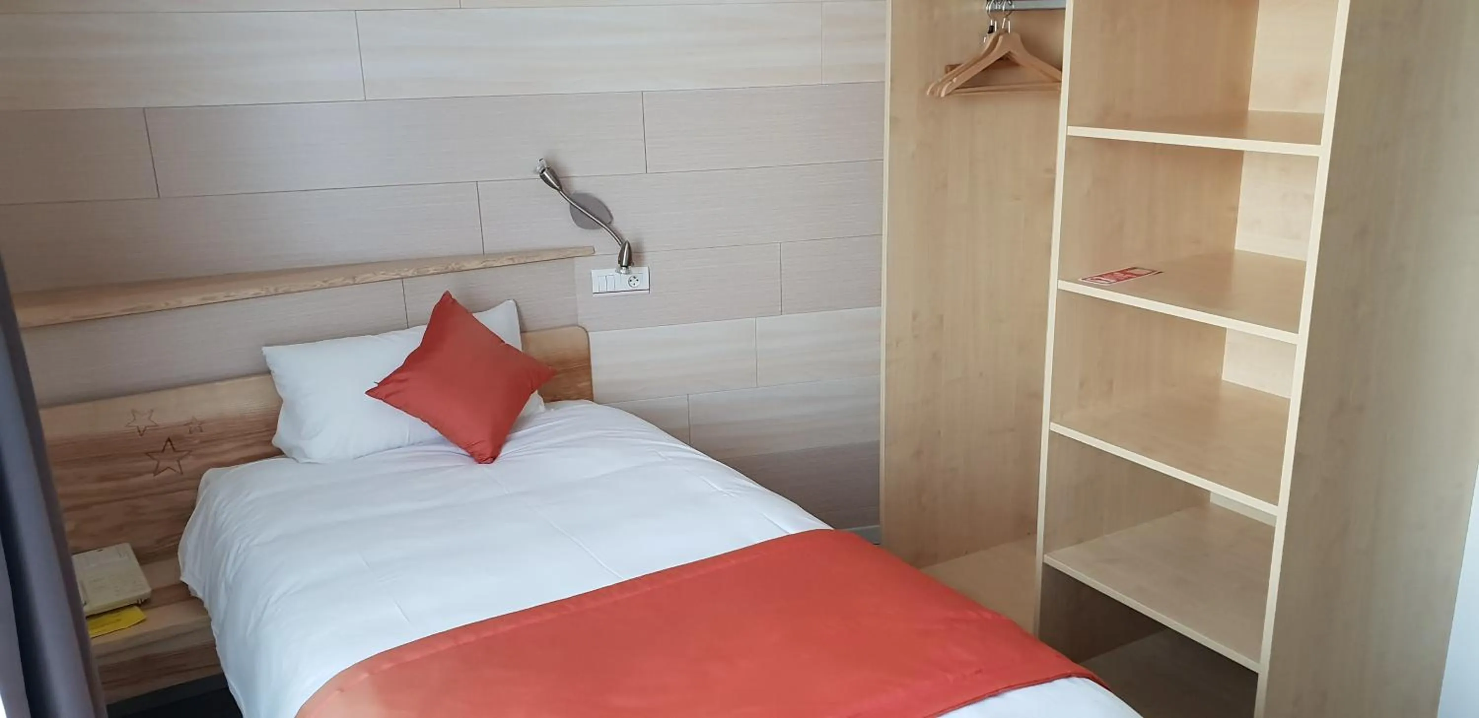 Bed in Logis Hôtel Restaurant Hostellerie de l'Étoile