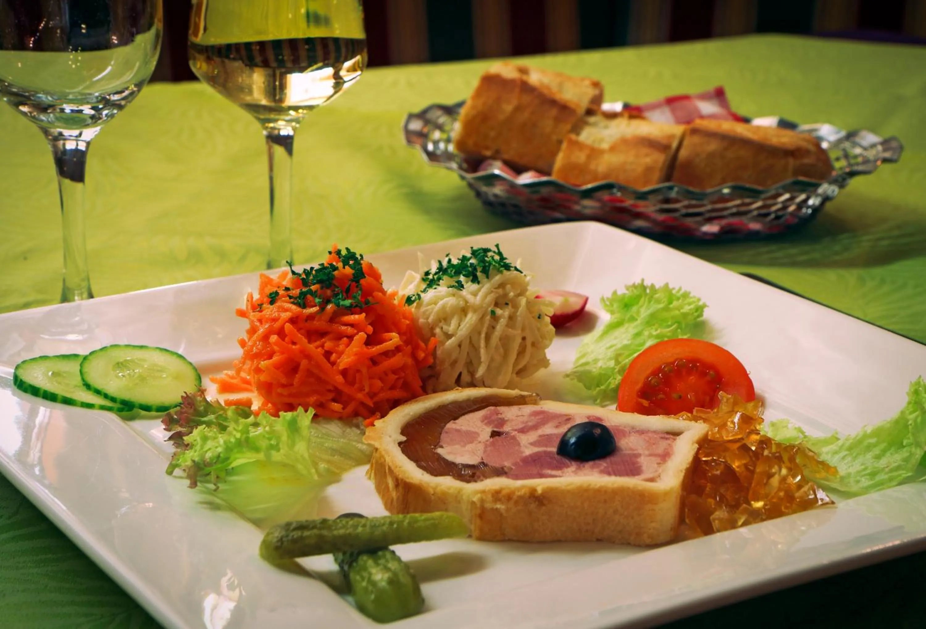 Food in Logis Hôtel Restaurant Hostellerie de l'Étoile