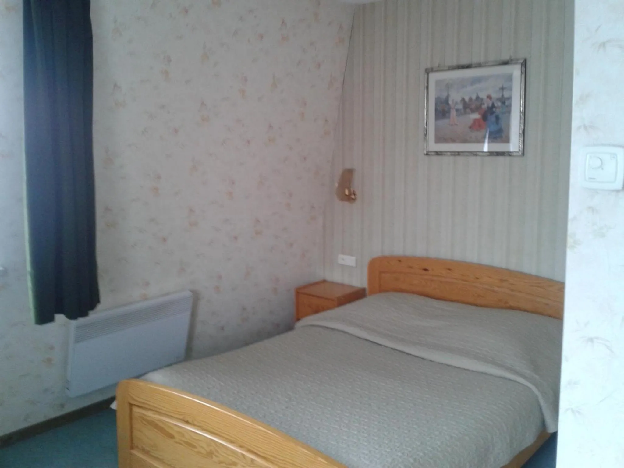 Bed in Logis Hôtel Restaurant Hostellerie de l'Étoile