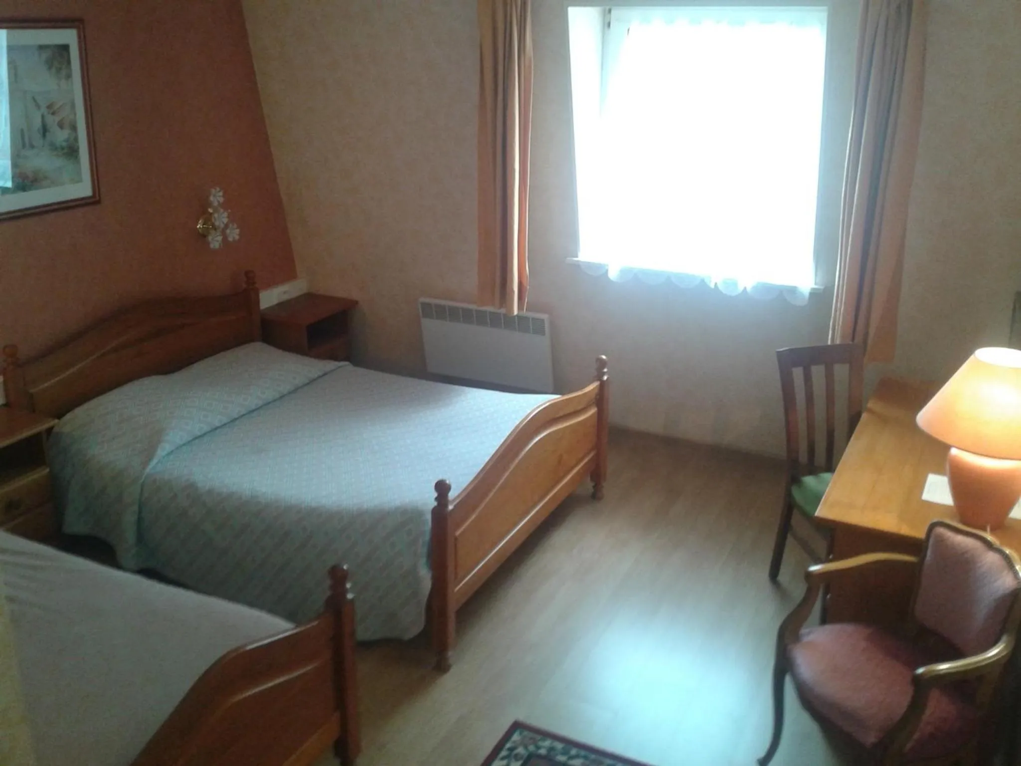 Bed in Logis Hôtel Restaurant Hostellerie de l'Étoile