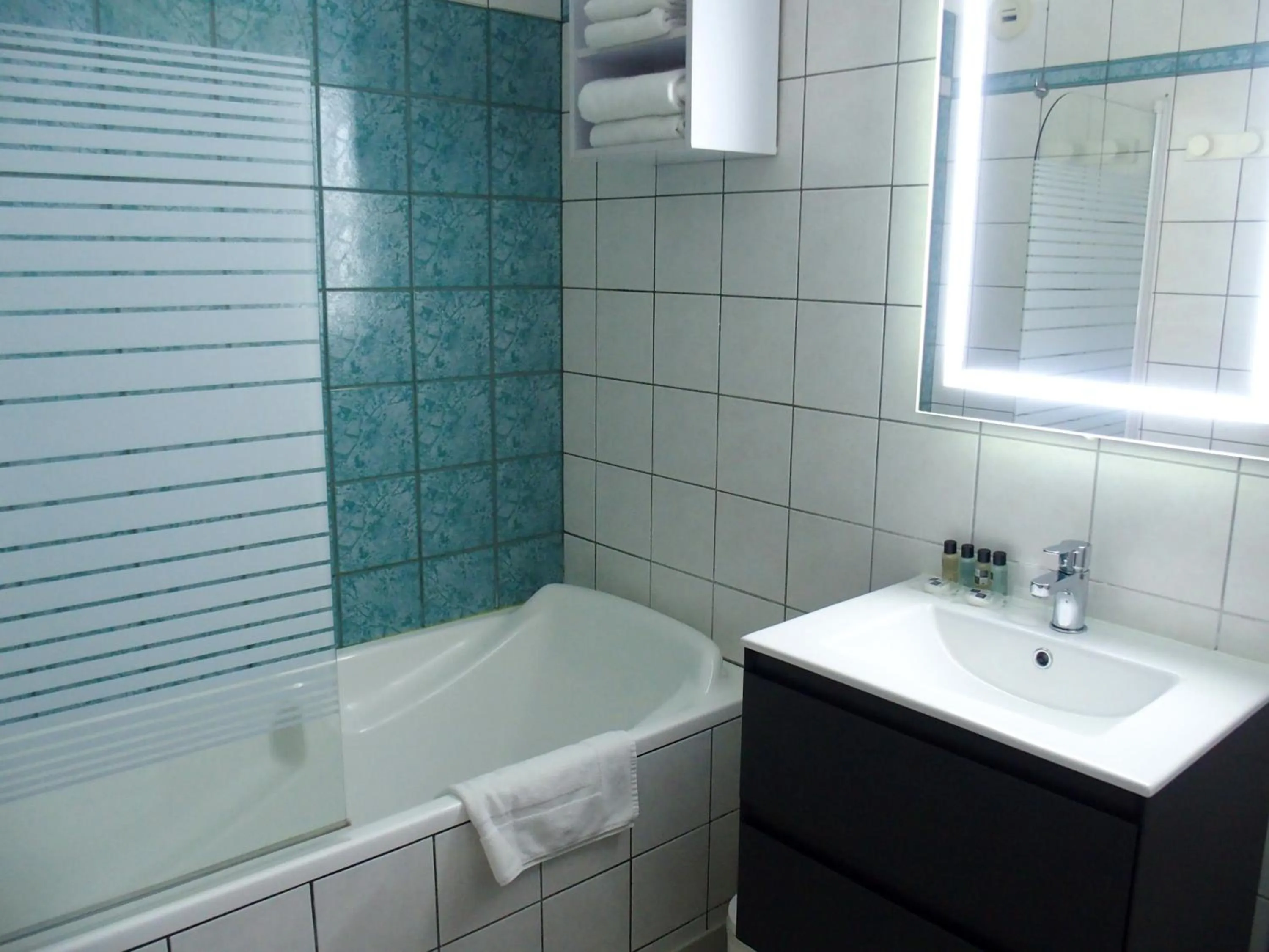 Bathroom in Logis Hôtel Restaurant Hostellerie de l'Étoile