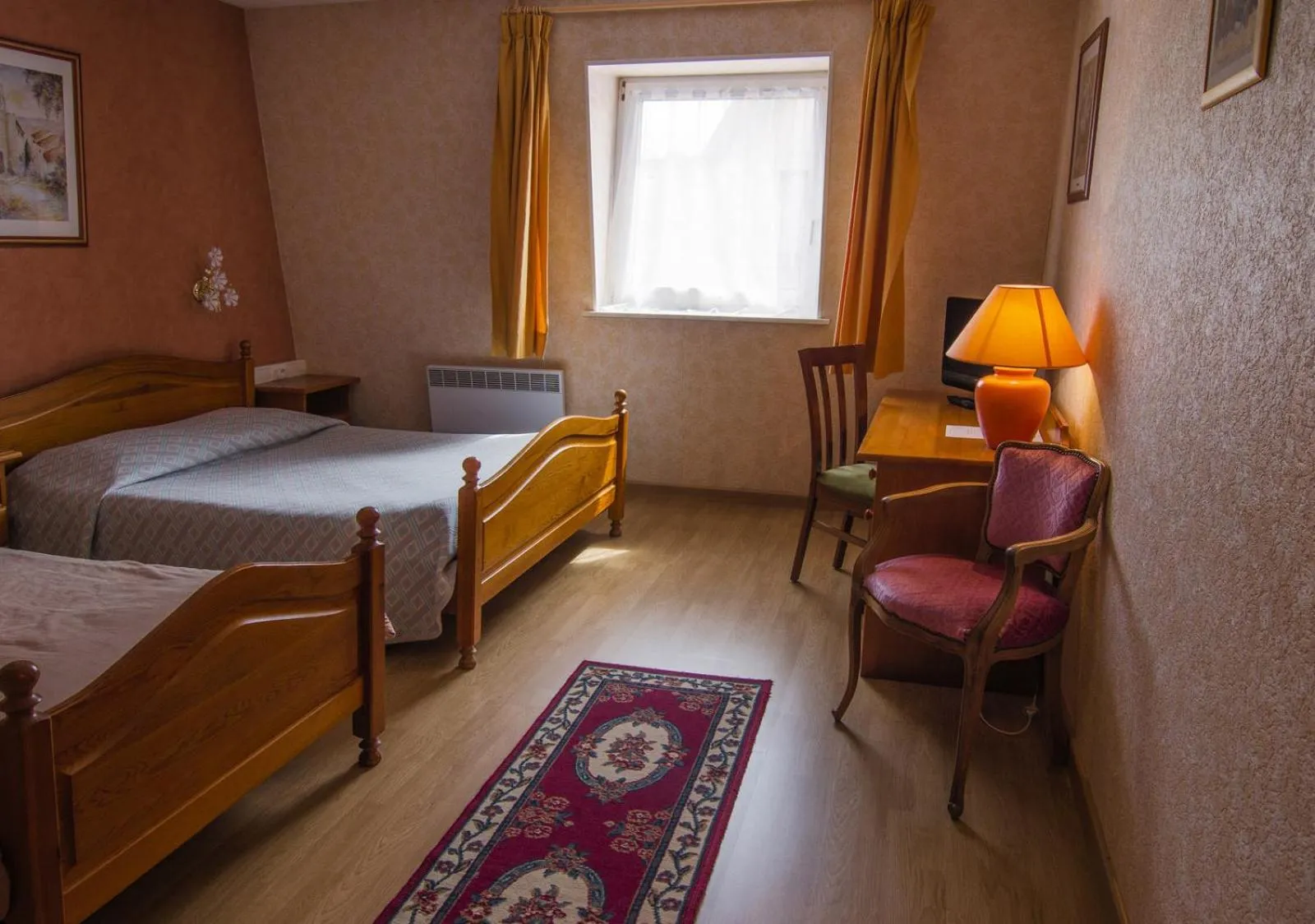 Bed in Logis Hôtel Restaurant Hostellerie de l'Étoile