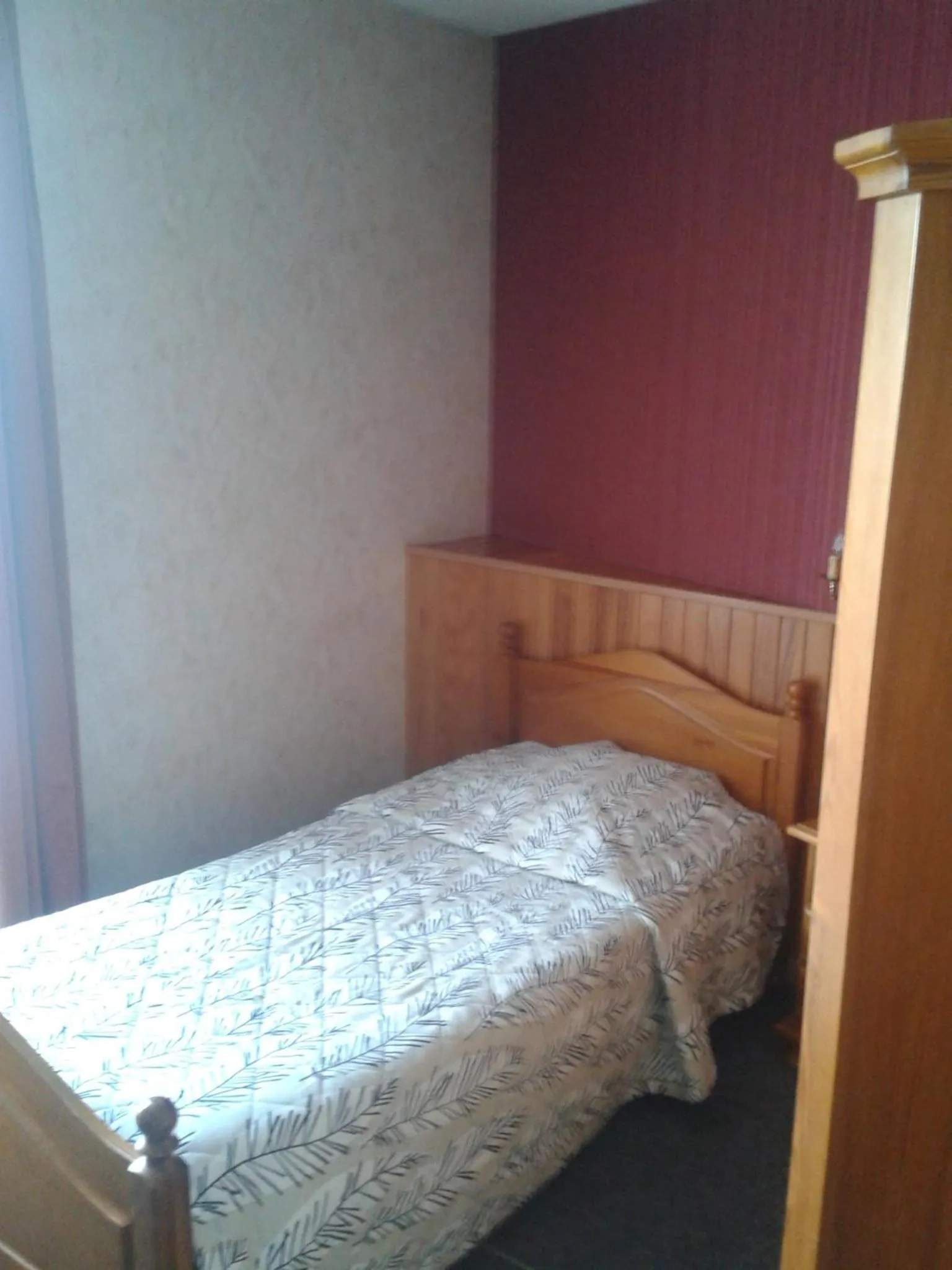 Bed in Logis Hôtel Restaurant Hostellerie de l'Étoile