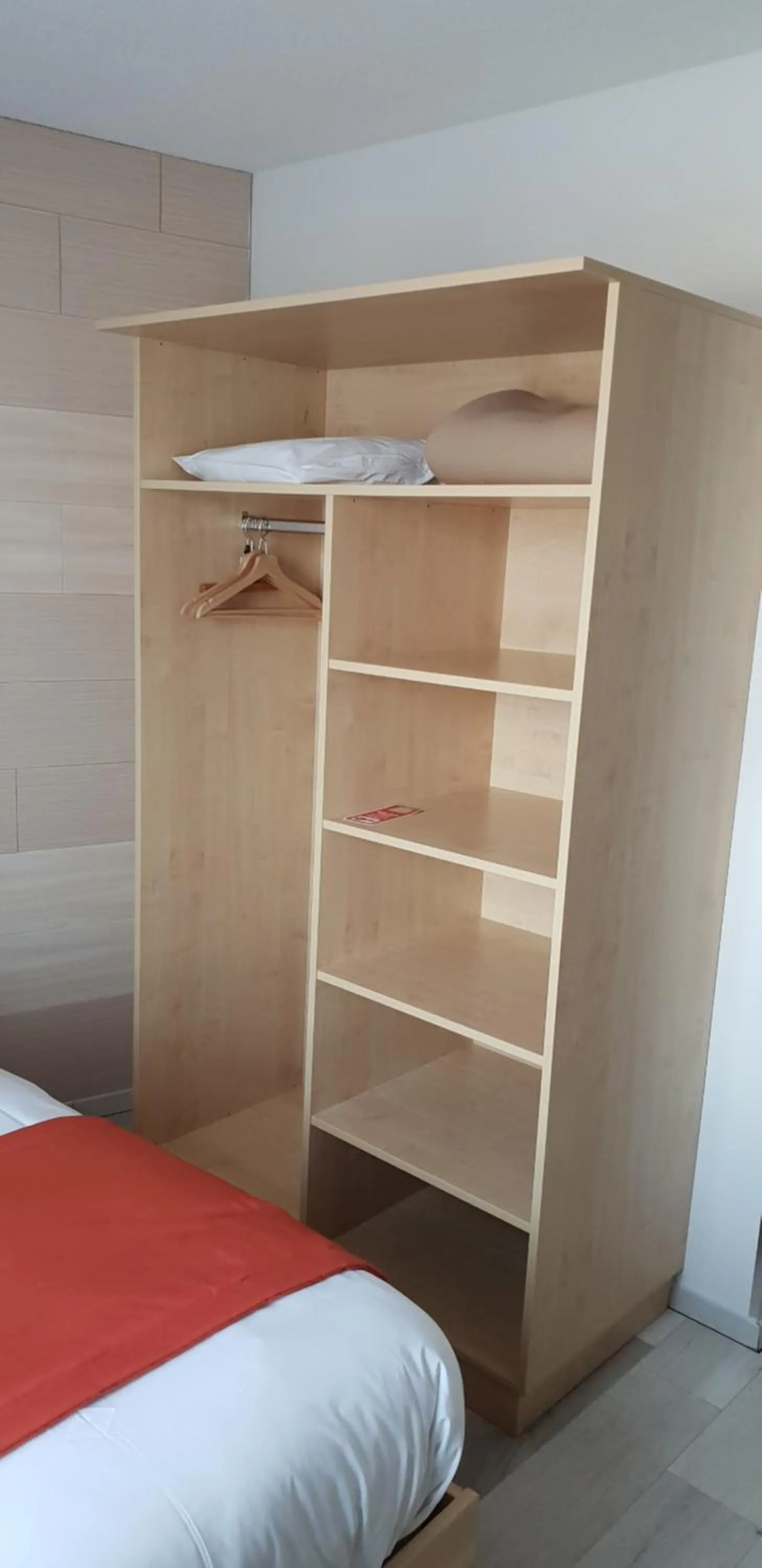 Bed in Logis Hôtel Restaurant Hostellerie de l'Étoile