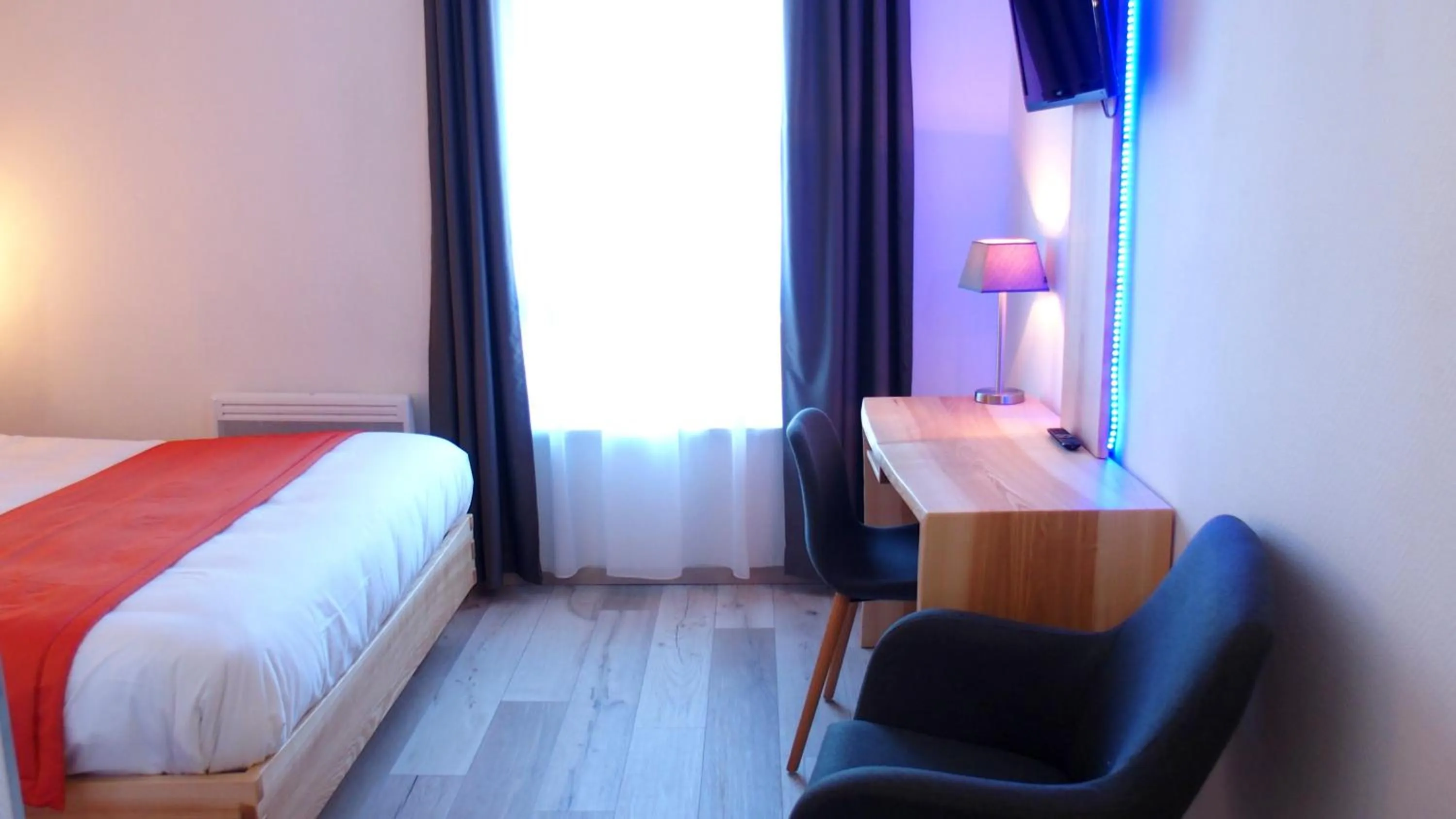 Photo of the whole room, Bed in Logis Hôtel Restaurant Hostellerie de l'Étoile