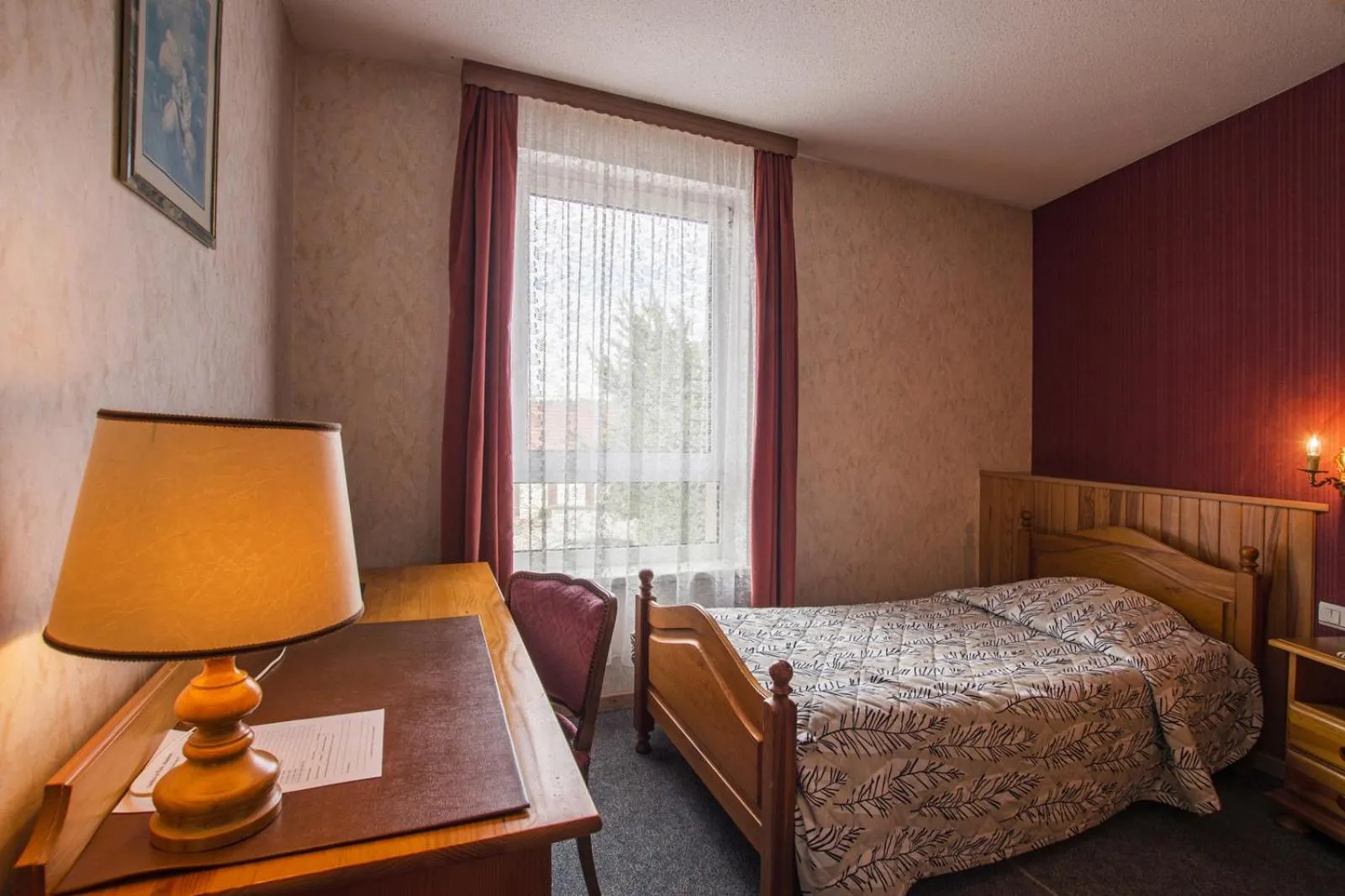 Bed in Logis Hôtel Restaurant Hostellerie de l'Étoile