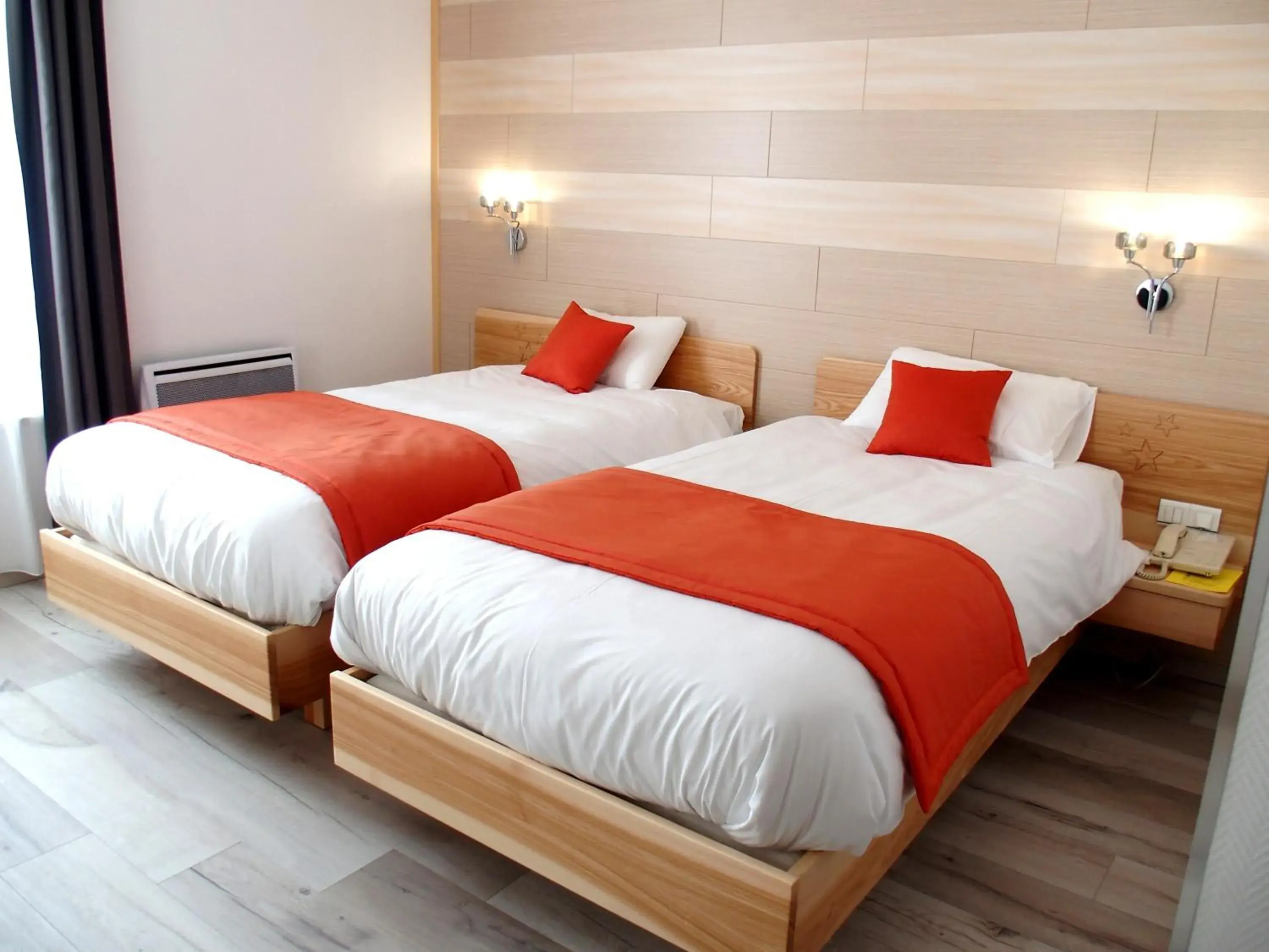 Photo of the whole room, Bed in Logis Hôtel Restaurant Hostellerie de l'Étoile Photo of the whole room, Bed in Logis Hôtel Restaurant Hostellerie de l'Étoile