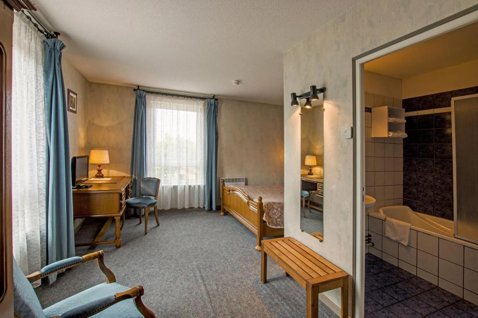 Photo of the whole room in Logis Hôtel Restaurant Hostellerie de l'Étoile