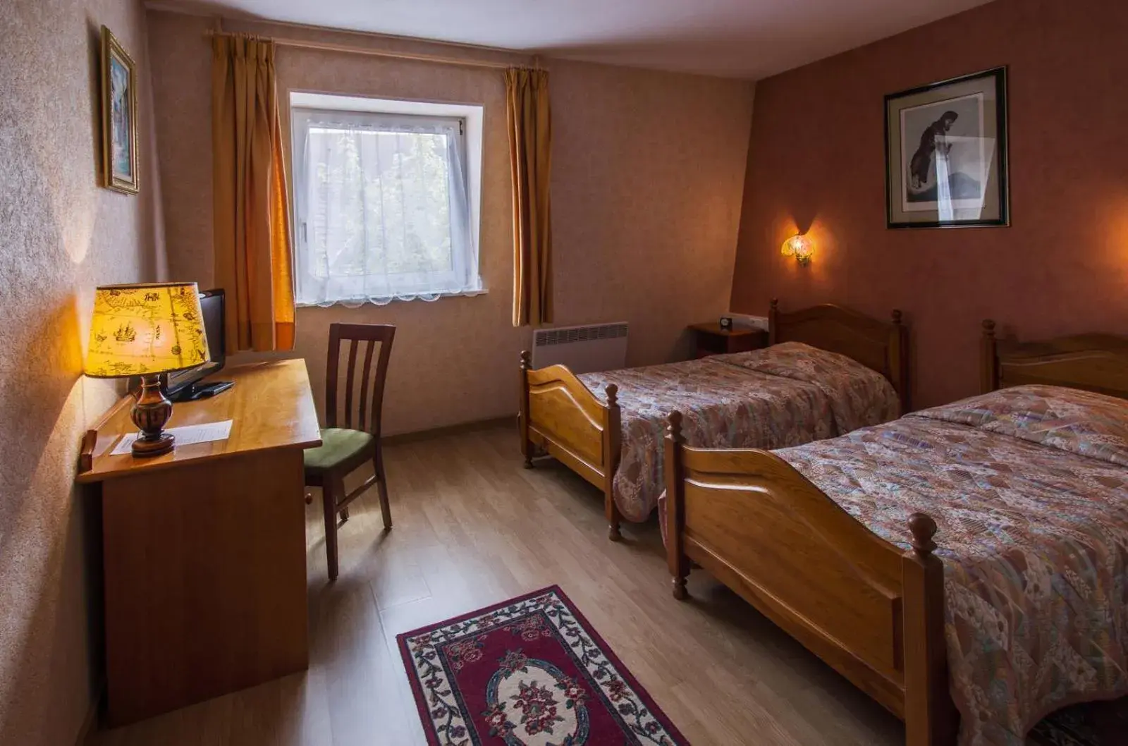 Bed in Logis Hôtel Restaurant Hostellerie de l'Étoile Bed in Logis Hôtel Restaurant Hostellerie de l'Étoile