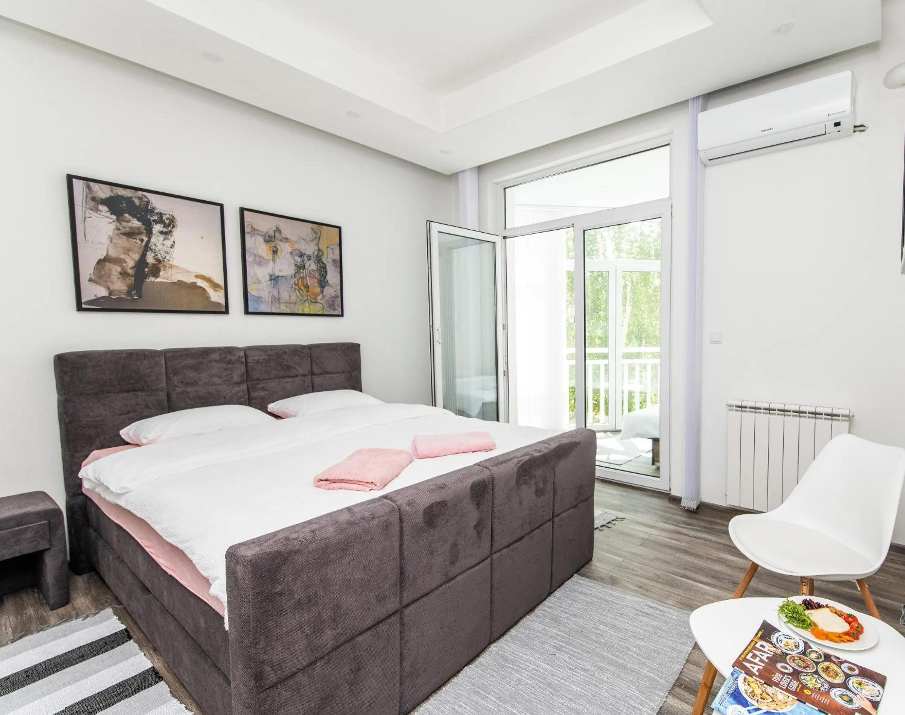 One-Bedroom Apartment in Modern Apartment in the Heart of the City Center!