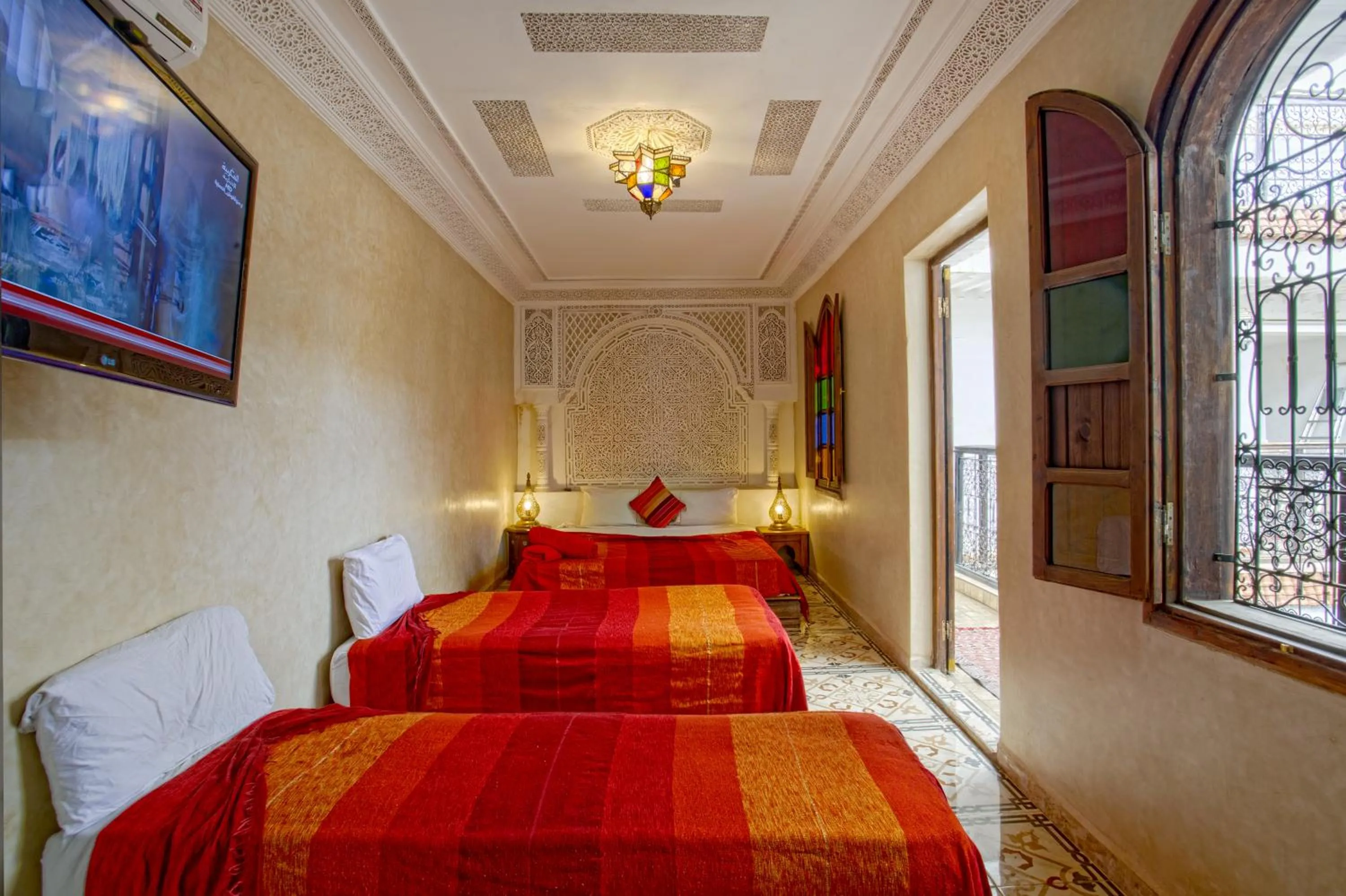 Family, Bed in Riad Lakhdar