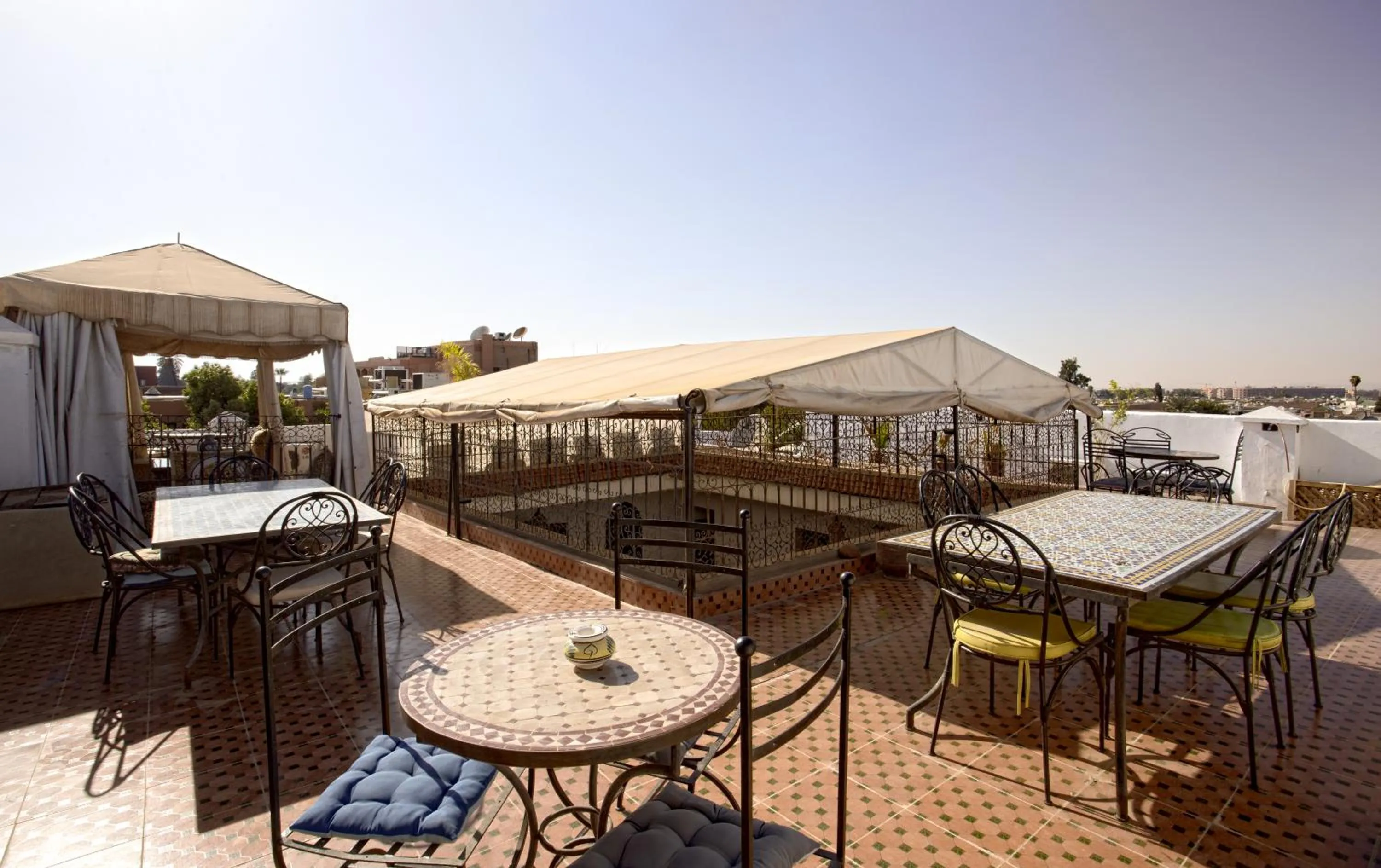 Restaurant/places to eat in Riad Lakhdar