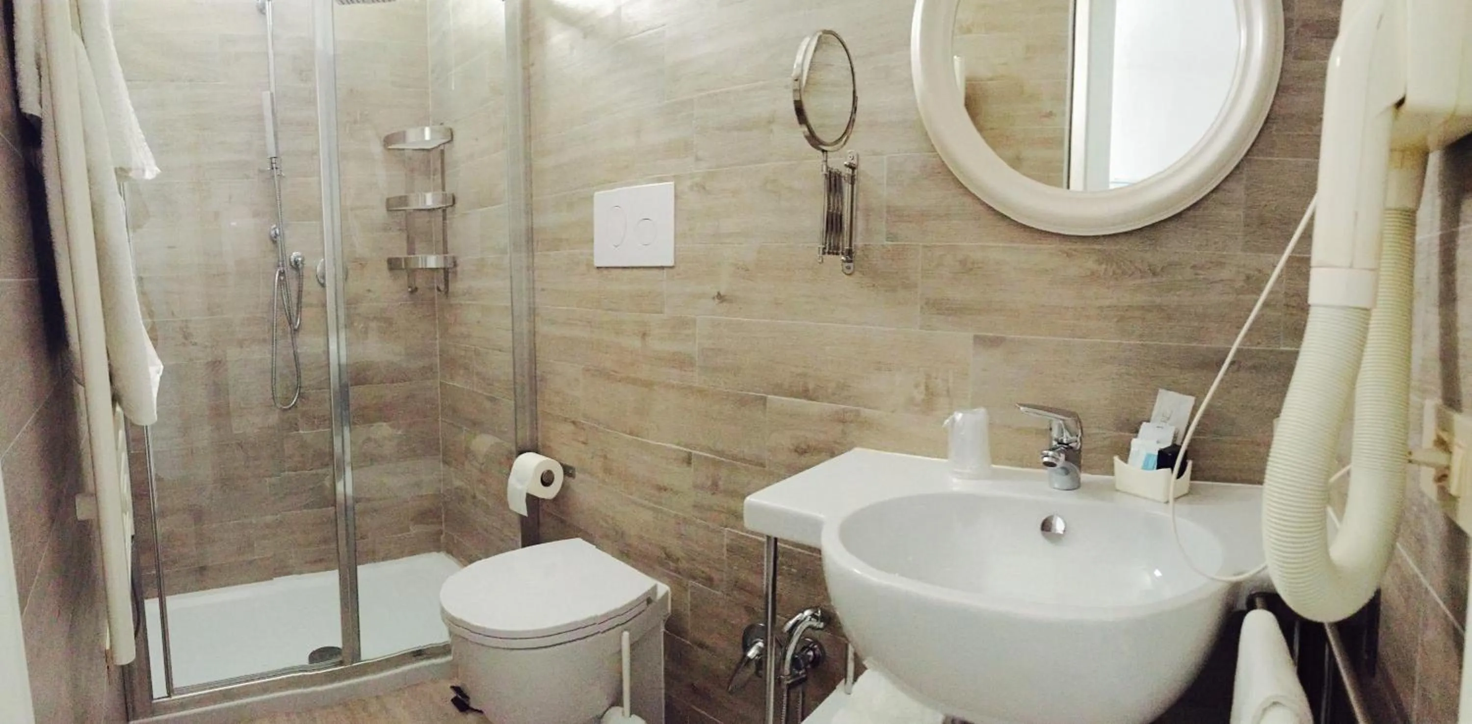 Bathroom in Hotel Garni' Serena