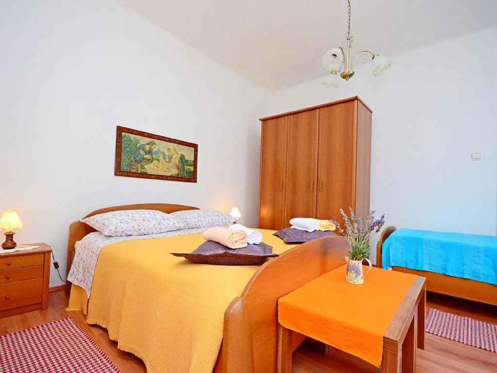 Bed in Apartments Adelmo 1189