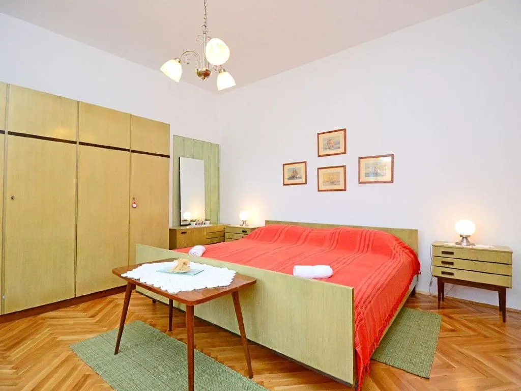 Bed in Apartments Adelmo 1189