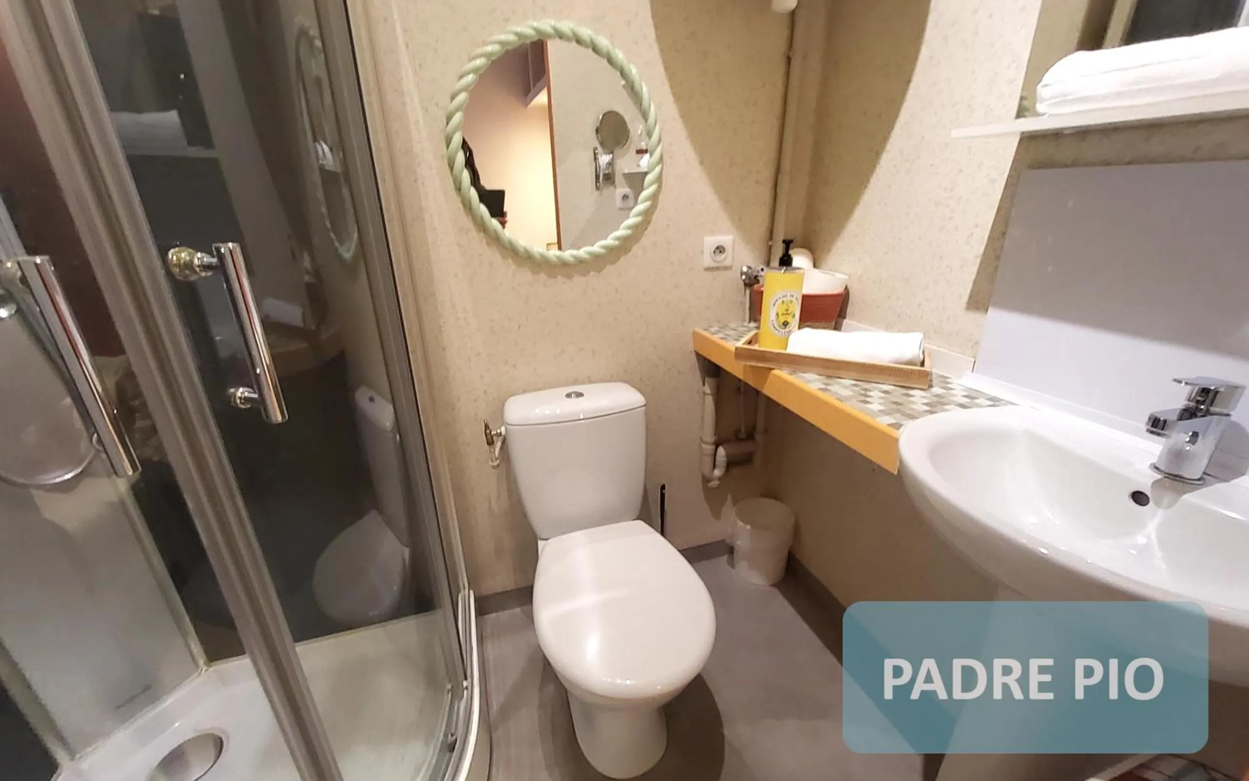 Toilet in la Résidence Berceau de Bernadette - Bernadette's cradle - Near Bernadette'House